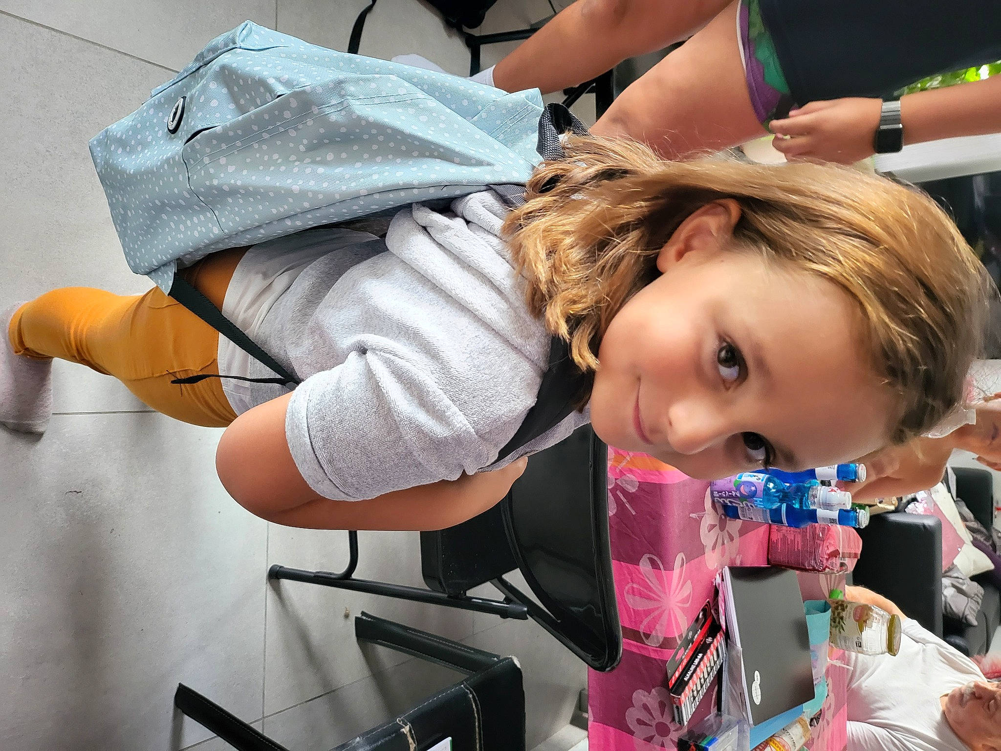 Linaël participe au concours pour gagner de l'argent avec cette photo : child, elbow, event, eyewear, food, fun, gesture, happy, leisure, person, recreation, sitting, smile, toddler, vacation, watch