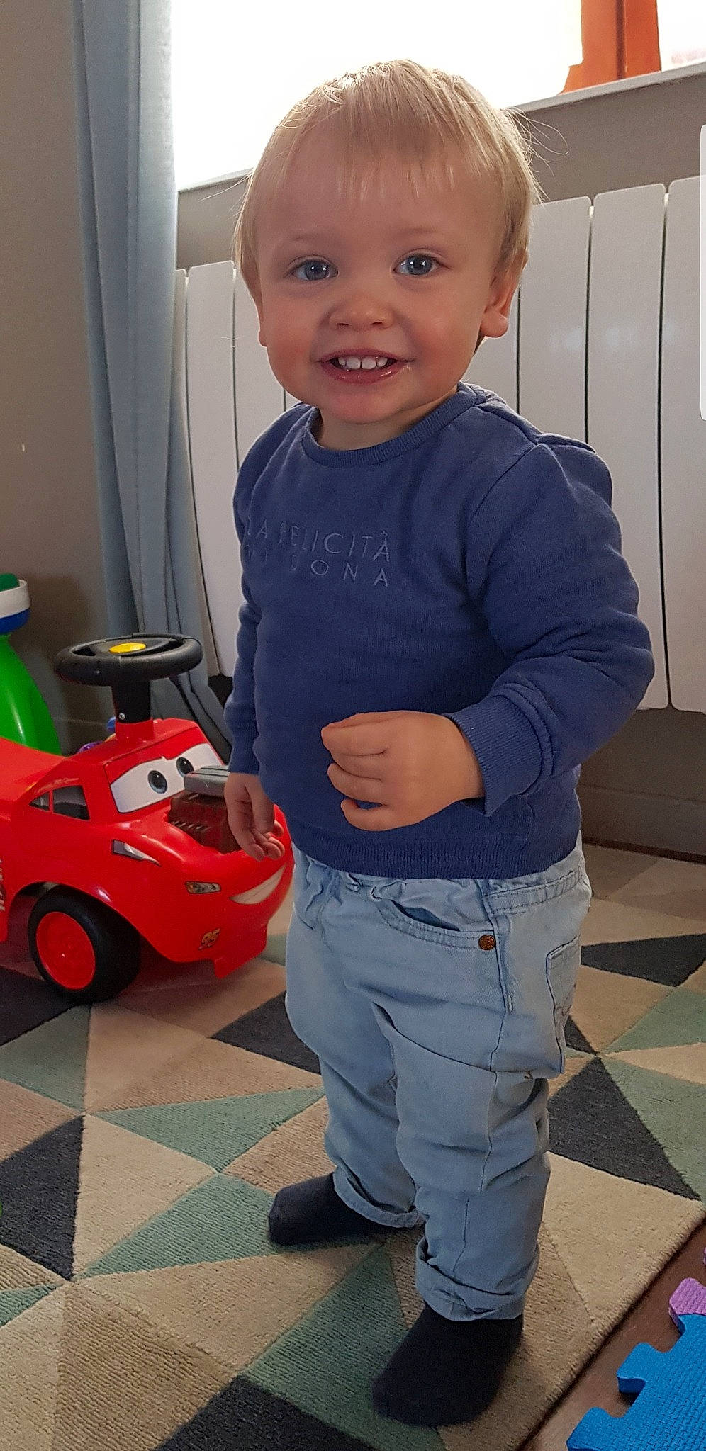 Raphaël a rejoint le concours — aidez-le/la à gagner de superbes lots ! child, joy, person, play, standing, toddler