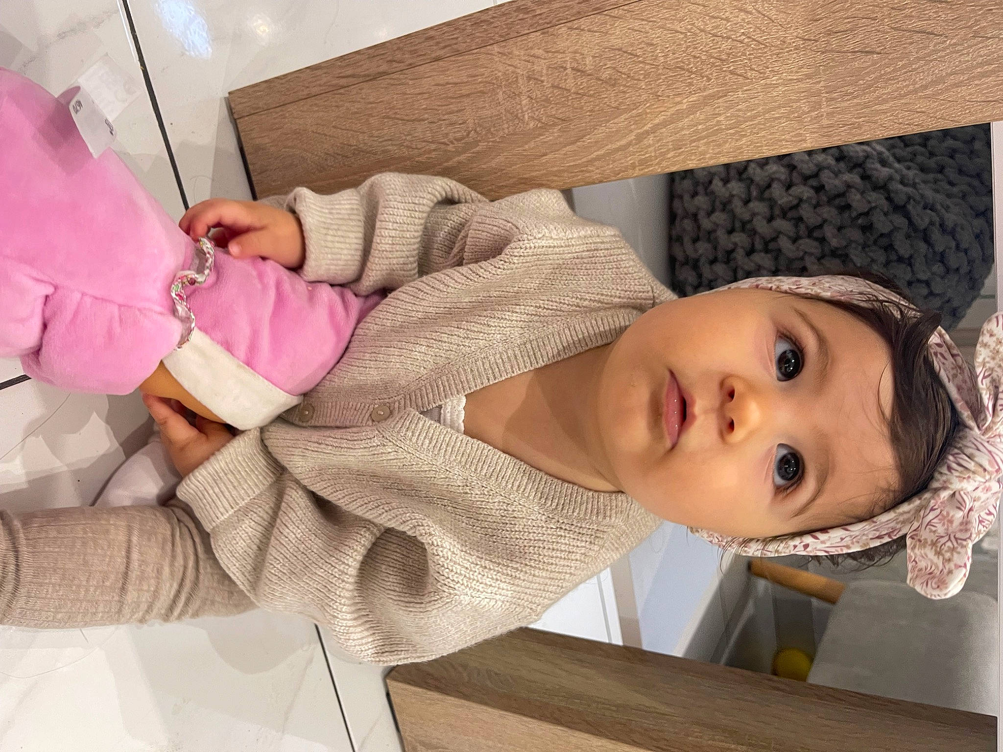 Eliana participe au concours pour gagner de l'argent avec cette photo : baby, baby_products, baby_toddler_clothing, cheek, child, comfort, eyelash, hat, linens, lip, pattern, person, room, skin, sleeve, textile, toddler, wood