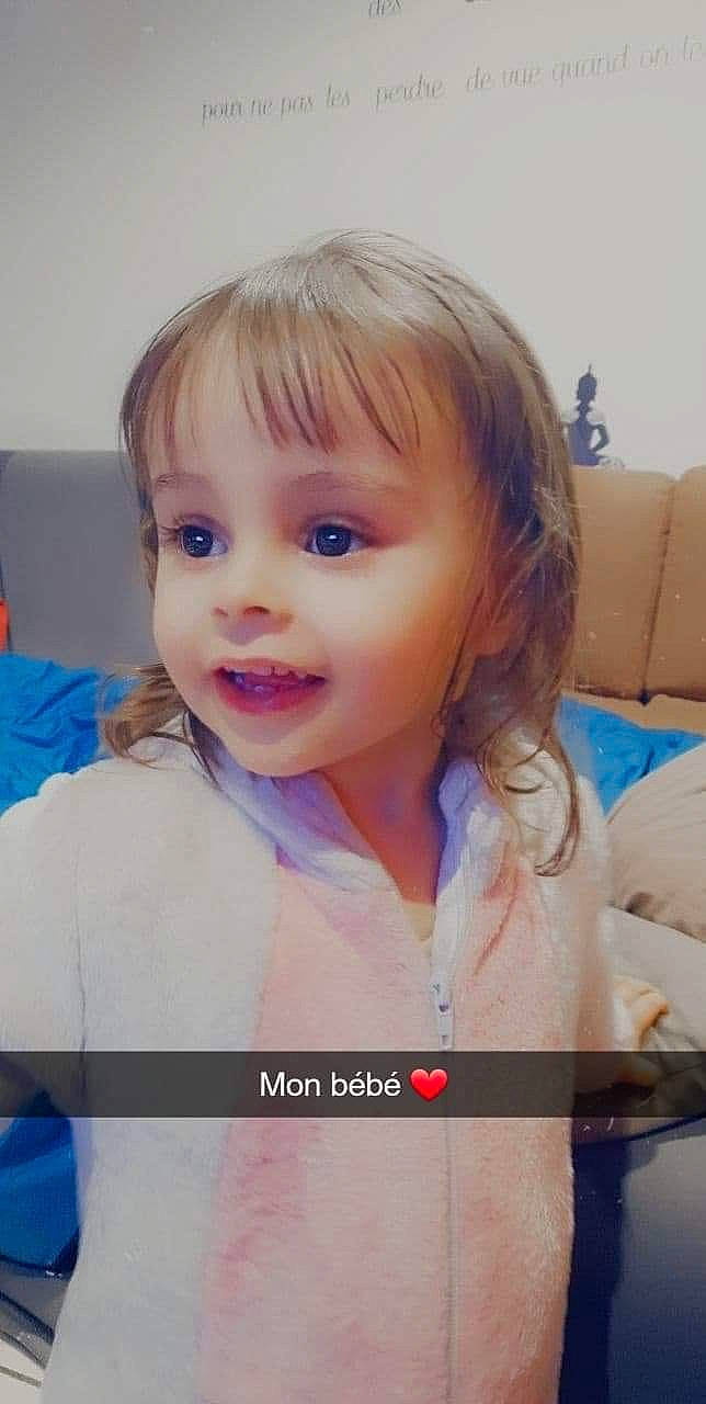 Mya participe au concours pour gagner de l'argent avec cette photo : baby, blond, cheek, child, couch, ear, eyebrow, eyelash, fun, hair, happy, iris, joy, lip, mouth, nose, person, sitting, skin, smile