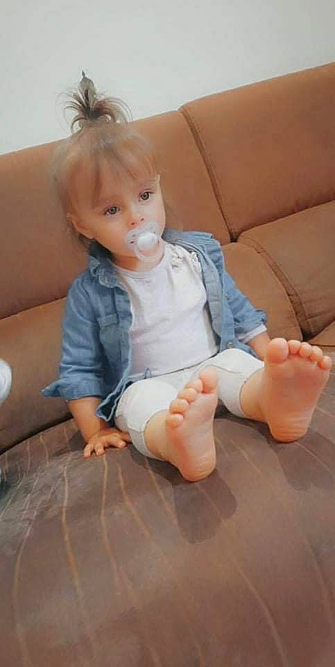 Mya participe au concours pour gagner de l'argent avec cette photo : arm, baby_toddler_clothing, comfort, couch, dress, finger, floor, flooring, hand, head, human_body, joint, knee, leg, neck, person, shoulder, skin, sleeve, thigh