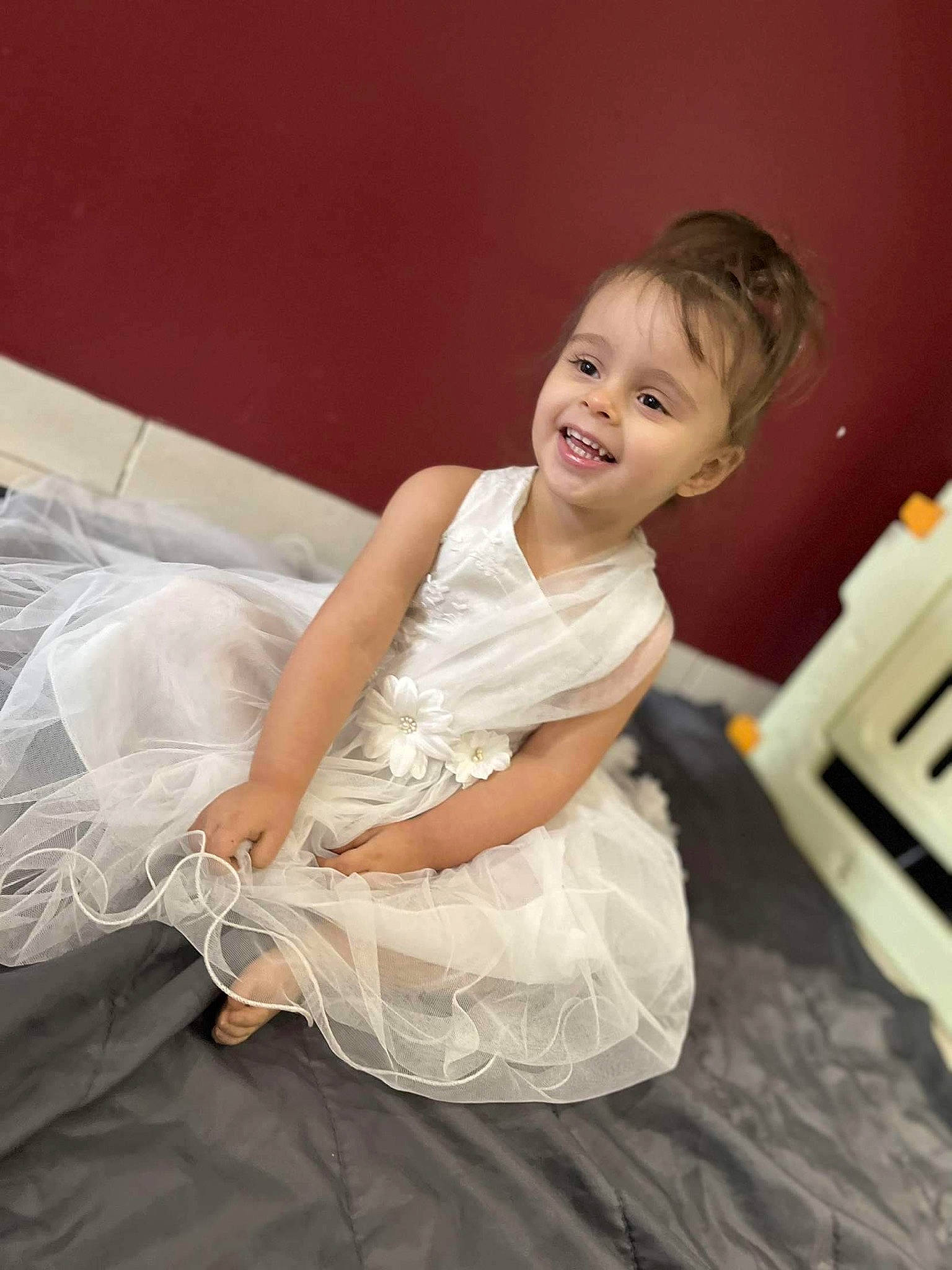 Mya a rejoint le concours — aidez-le/la à gagner de superbes lots ! bridal_accessory, bridal_clothing, bridal_party_dress, dress, embellishment, event, eye, face, fashion_design, flash_photography, flooring, formal_wear, gesture, gown, happy, head, joy, person, shoulder, smile