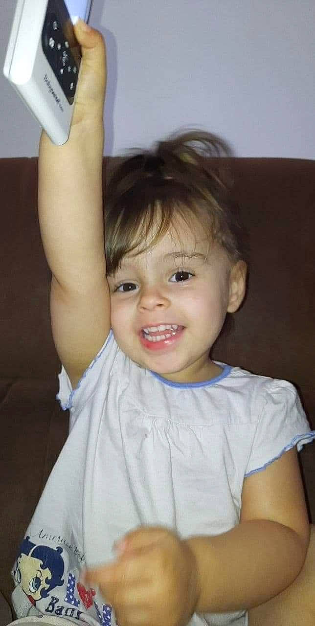 Mya participe au concours pour gagner de l'argent avec cette photo : cheek, chin, eye, eyebrow, eyelash, flash_photography, gesture, hair, hand, happy, head, human_body, iris, joint, joy, lip, neck, nose, person, shoulder