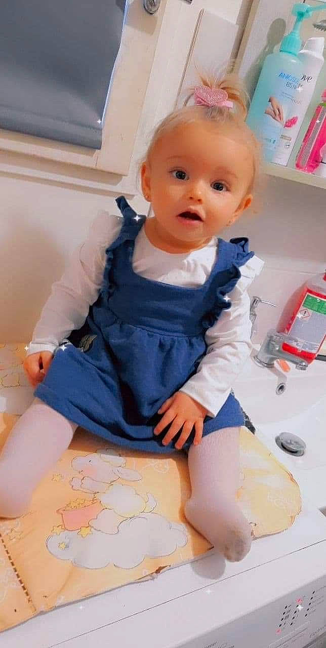 Kessy participe au concours pour gagner de l'argent avec cette photo : baby, baby_products, baby_toddler_clothing, cheek, child, comfort, electric_blue, finger, human_leg, knee, person, shelf, sitting, skin, sleeve, sock, surprise, t_shirt, textile, thigh