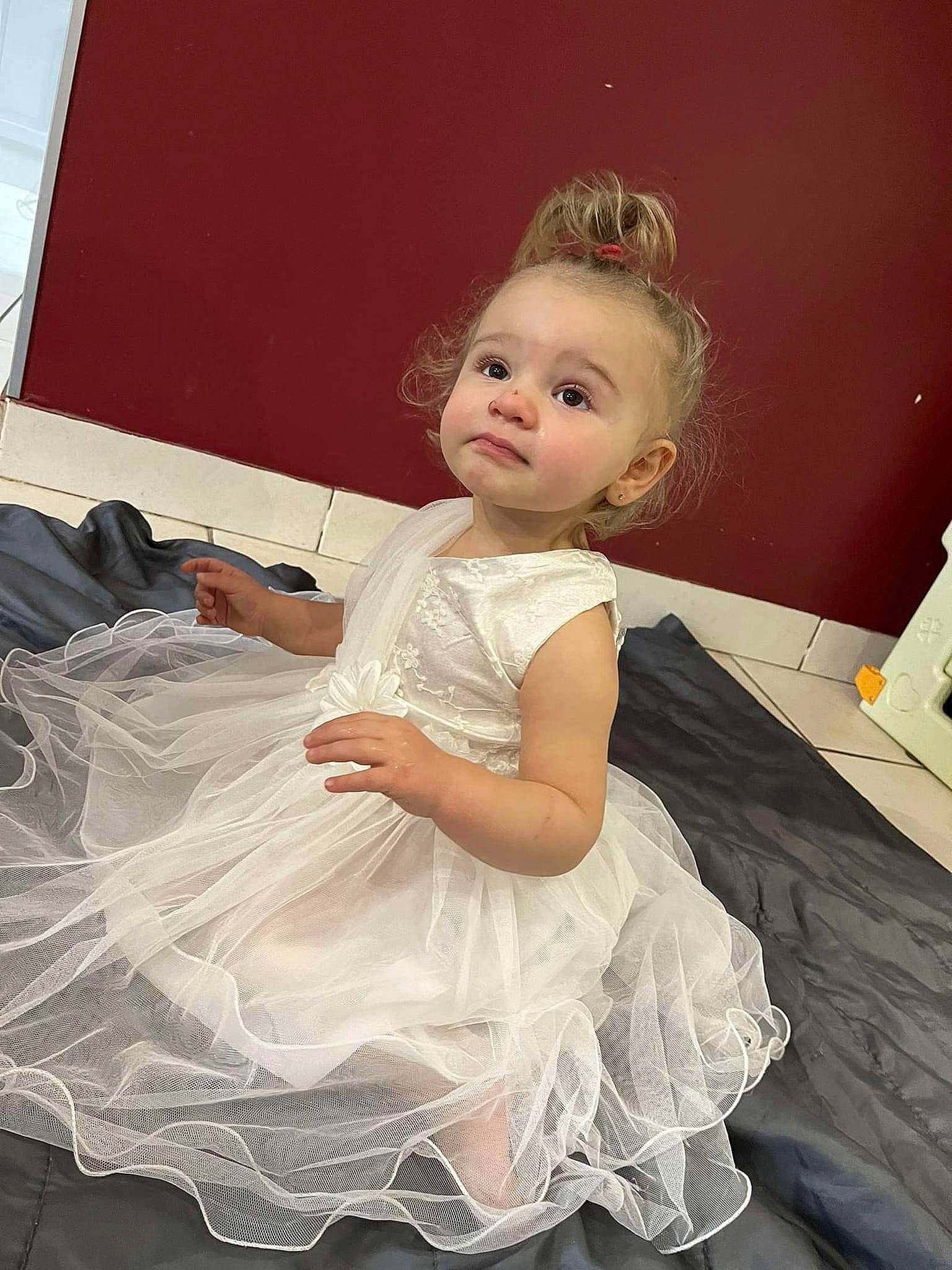 Kessy participe au concours pour gagner de l'argent avec cette photo : baby_toddler_clothing, blond, bridal_accessory, bridal_party_dress, day_dress, dress, embellishment, fashion, fashion_design, flash_photography, formal_wear, fun, happy, headpiece, iris, one_piece_garment, person, pink, skin, smile