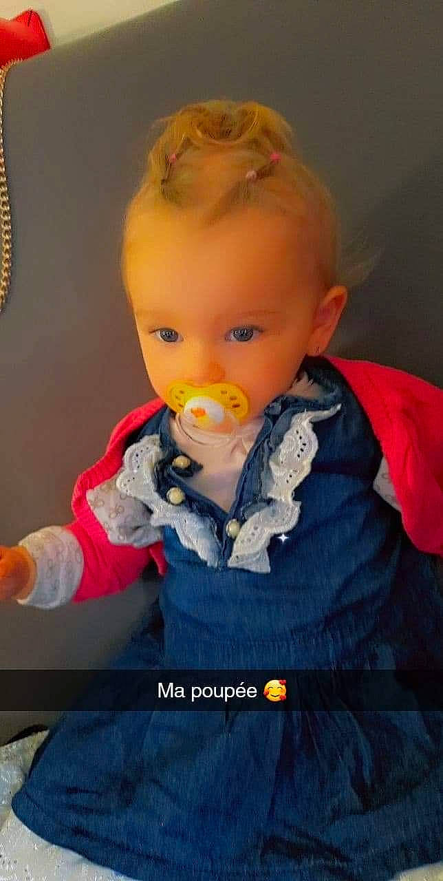 Kessy participe au concours pour gagner de l'argent avec cette photo : art, baby, baby_products, baby_toddler_clothing, baby_toys, chair, cheek, child, comfort, doll, eyelash, fun, iris, nose, orange, person, room, sitting, sleeve, toddler