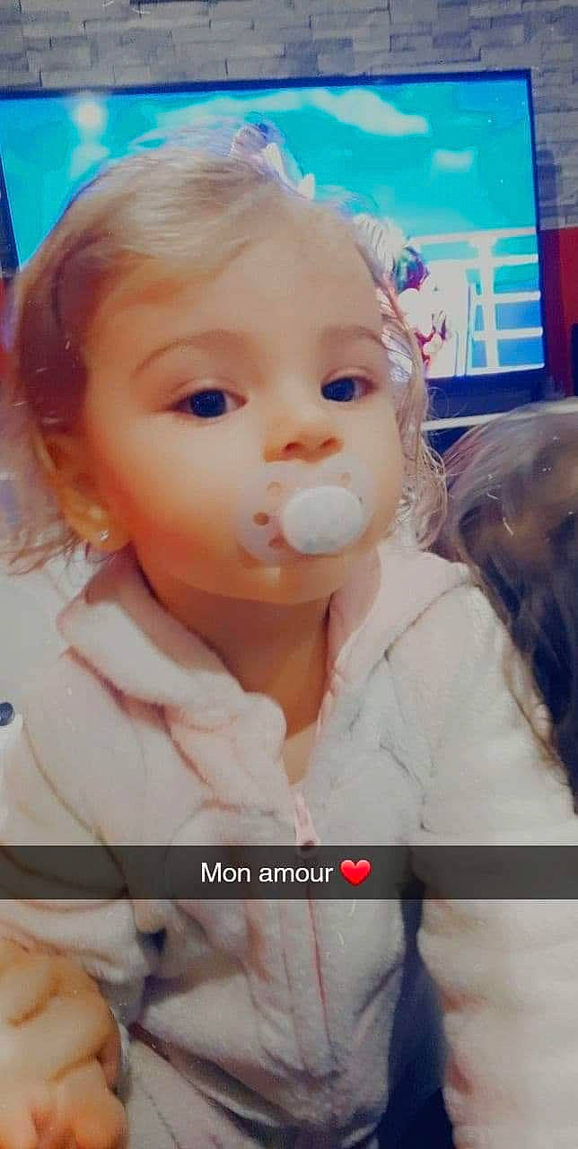 Kessy participe au concours pour gagner de l'argent avec cette photo : baby, baby_toddler_clothing, blond, cheek, child, eyebrow, eyelash, fun, happy, iris, lip, mouth, nose, person, photo_caption, portrait_photography, selfie, skin, toddler