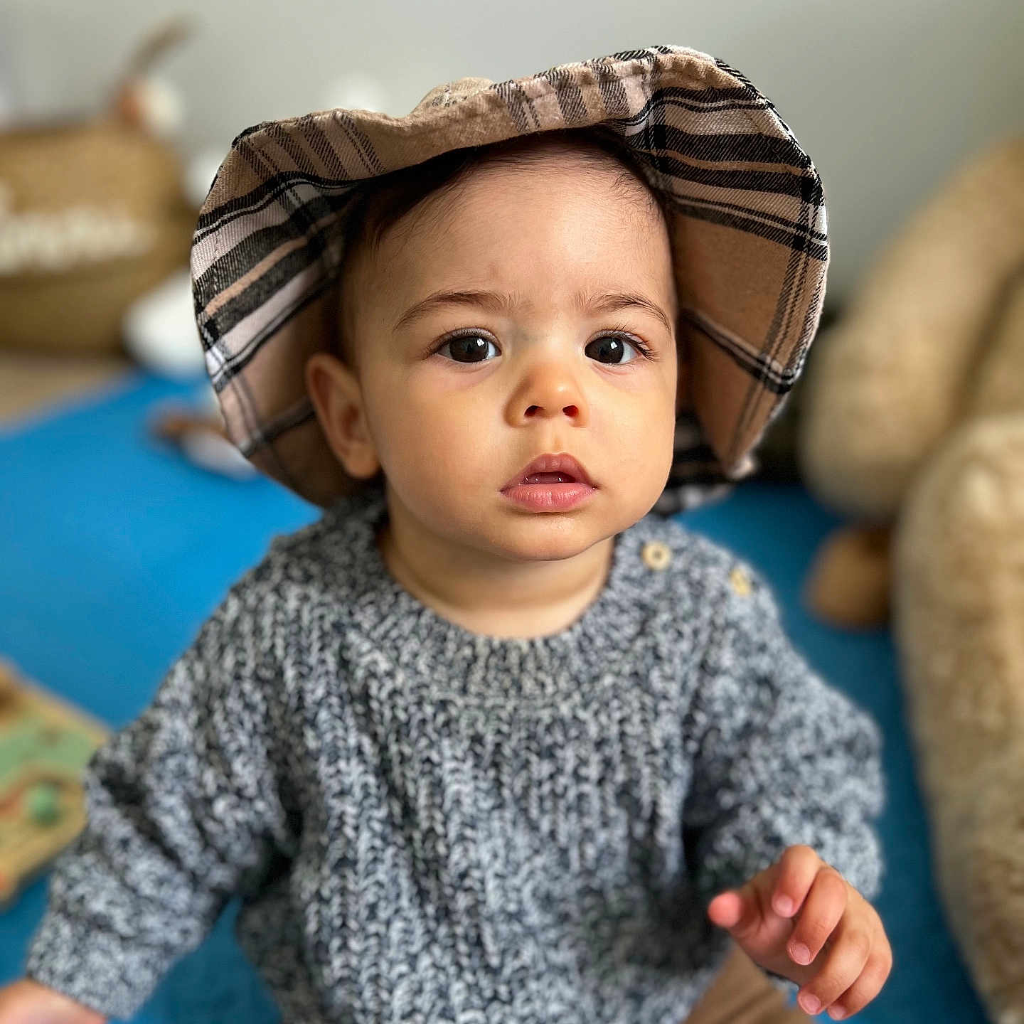 Lonni a rejoint le concours — aidez-le/la à gagner de superbes lots ! baby, baseballcap, bodypart, cap, clothing, crawling, face, finger, hand, happy, hat, head, knitwear, person, photography, portrait, sitting, sleeve, smile, sweater