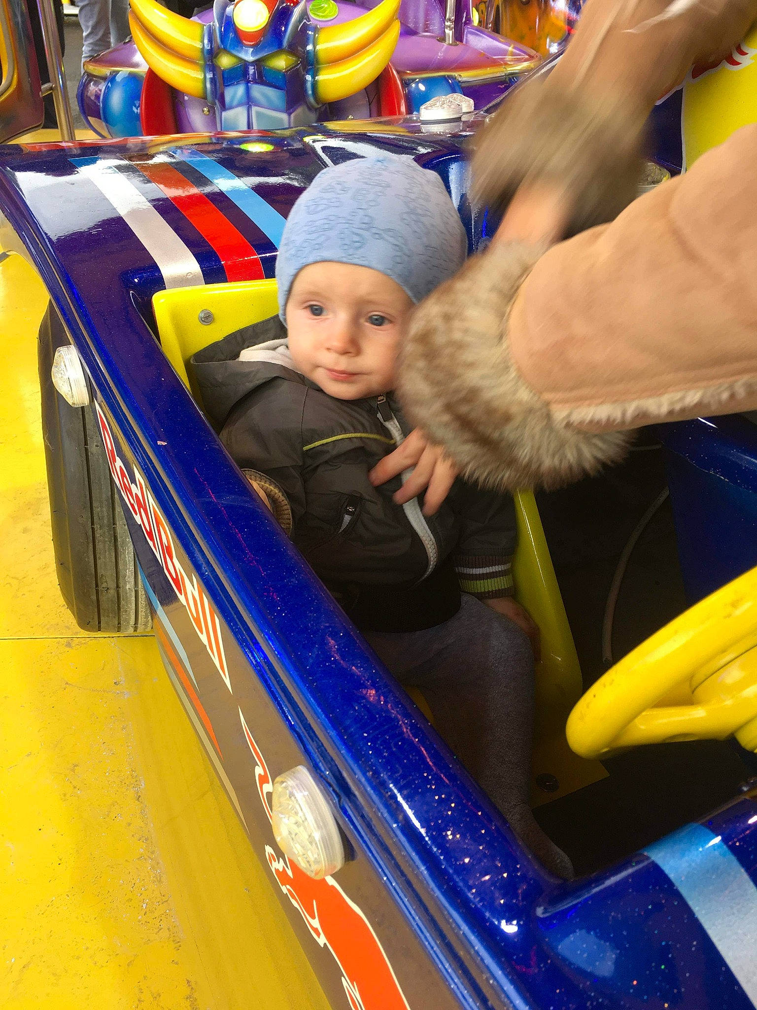 Lenzo participe au concours pour gagner de l'argent avec cette photo : amusement_ride, child, fun, games, leisure, person, play, recreation, toddler, vacation, vehicle, yellow