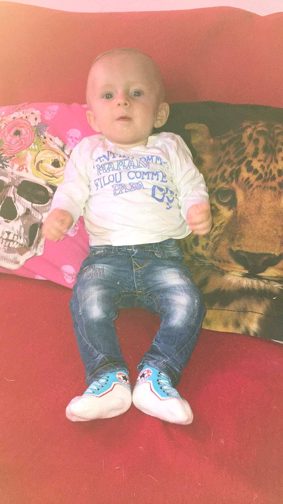 Lenzo a rejoint le concours — aidez-le/la à gagner de superbes lots ! child, person, sitting, toddler