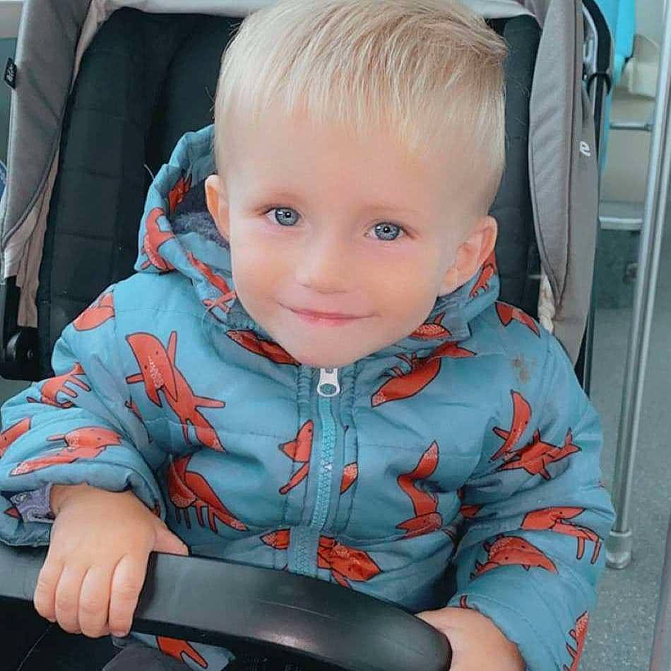 Lenzo participe au concours pour gagner de l'argent avec cette photo : auto_part, baby_carriage, baby_in_car_seat, baby_toddler_clothing, car_seat, car_seat_cover, cheek, child, chin, comfort, iris, motor_vehicle, person, seat_belt, skin, sleeve, smile, steering_wheel, toddler, vehicle_door