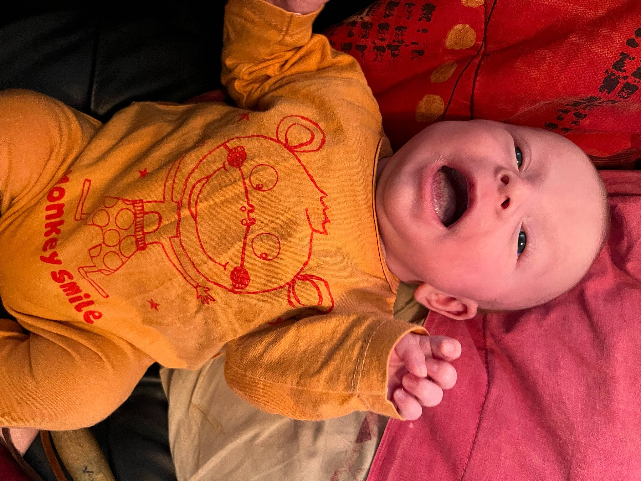 Loukas a rejoint le concours — aidez-le/la à gagner de superbes lots ! baby, baby_toddler_clothing, cheek, chin, eye, face, forehead, head, human, human_body, lip, mammal, mouth, nose, orange, person, pink, skin, sleeve, textile