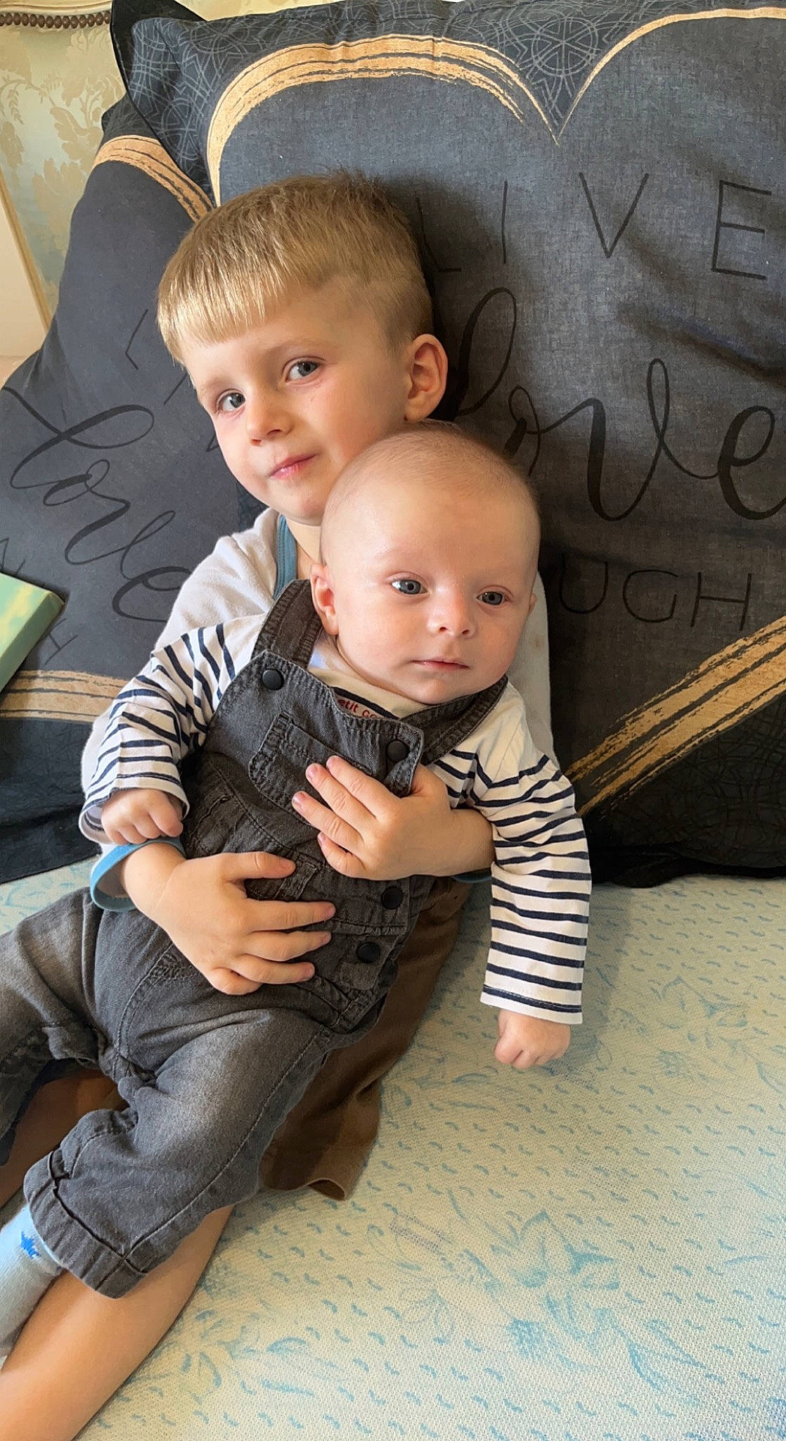 Loukas a rejoint le concours — aidez-le/la à gagner de superbes lots ! baby_toddler_clothing, cheek, child, face, facial_expression, fashion, finger, flash_photography, floor, flooring, happy, head, human_body, iris, joint, leg, organ, person, skin, toddler