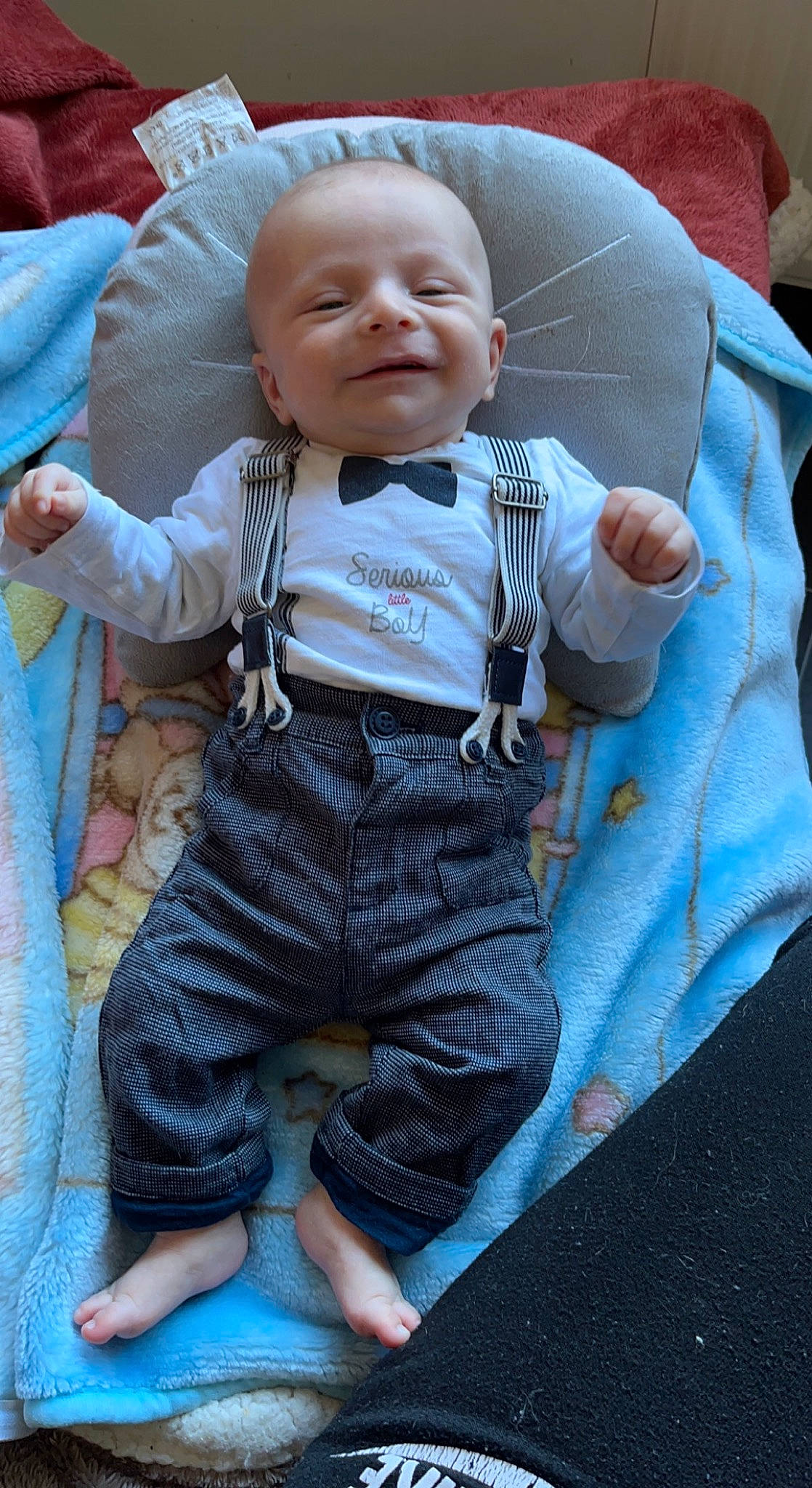 Loukas participe au concours pour gagner de l'argent avec cette photo : baby, baby_products, baby_toddler_clothing, cheek, child, comfort, eye, face, fun, grass, happy, head, linens, pattern, person, sitting, skin, sleeve, smile, t_shirt