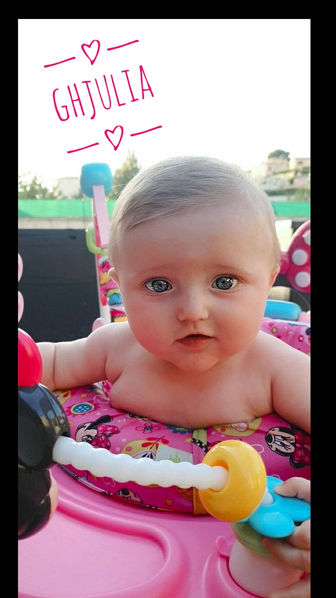 Ghjulia a rejoint le concours — aidez-le/la à gagner de superbes lots ! baby, baby_products, cheek, child, happy, person, photo_caption, pink, play, product, skin, smile, sweetness, toddler