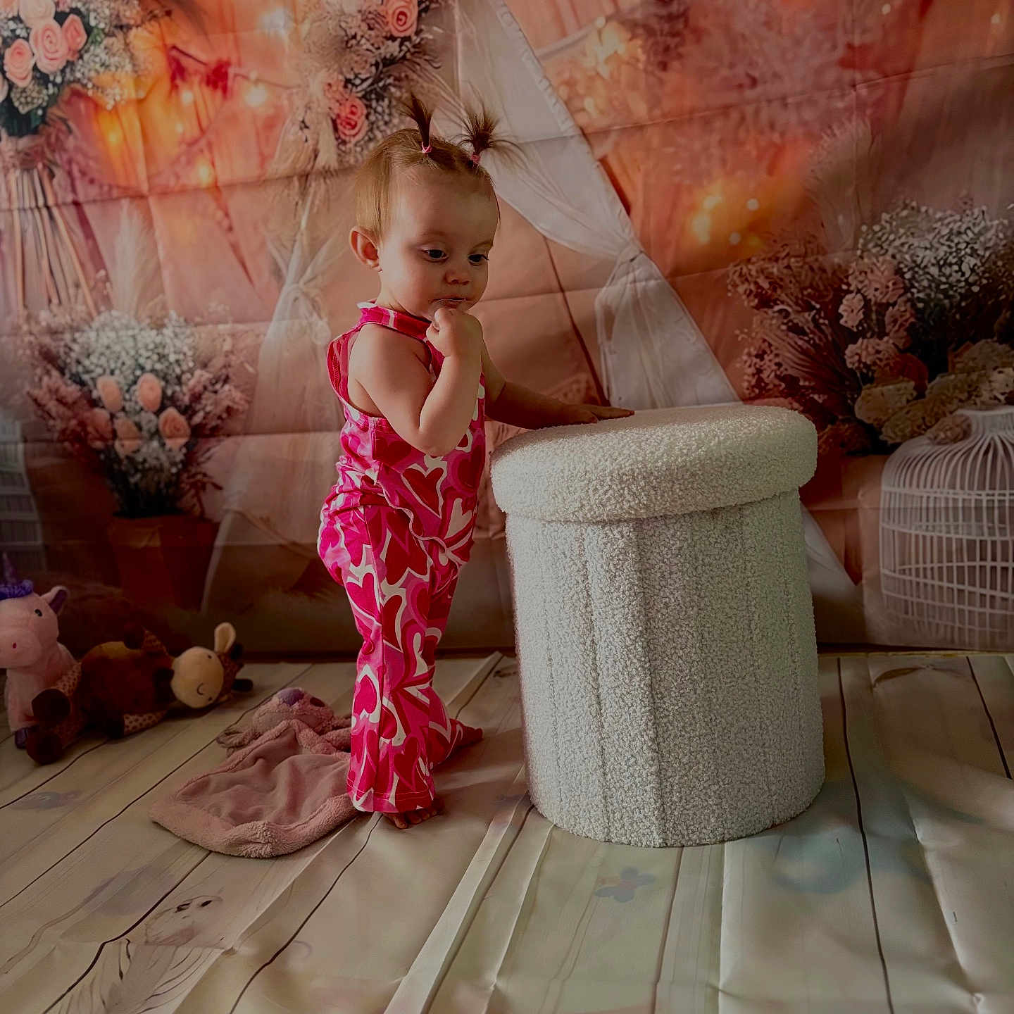 Inaya a rejoint le concours — aidez-le/la à gagner de superbes lots ! baby, clothing, cushion, dress, face, fashion, flower, flowerarrangement, flowerbouquet, formalwear, furniture, gown, head, homedecor, indoors, person, photography, plant, portrait, sitting