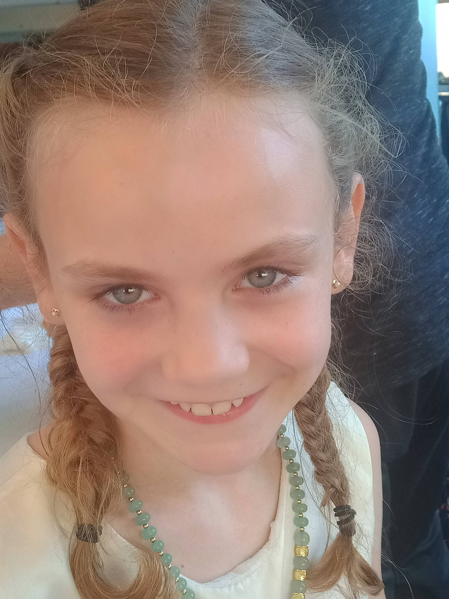 Alice participe au concours pour gagner de l'argent avec cette photo : cheek, chin, eye, eyebrow, eyelash, facial_expression, fashion, forehead, hair, hairstyle, happy, head, human, iris, jaw, joy, lip, neck, nose, person