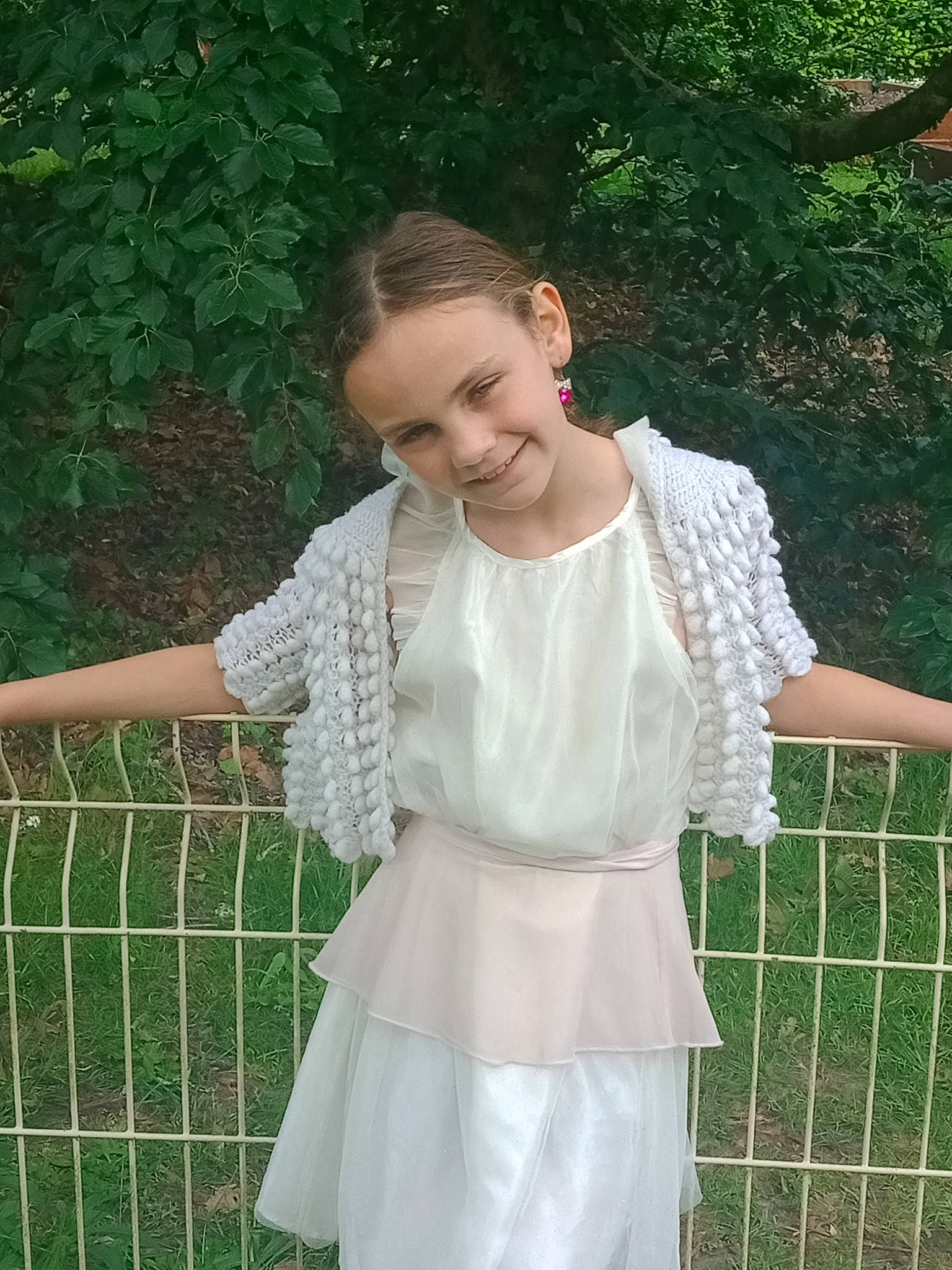 Alice a rejoint le concours — aidez-le/la à gagner de superbes lots ! botany, bridal_accessory, day_dress, embellishment, event, fashion_design, formal_wear, fun, gown, grass, happy, joy, mesh, net, pattern, person, shoulder, sleeve, smile, trunk