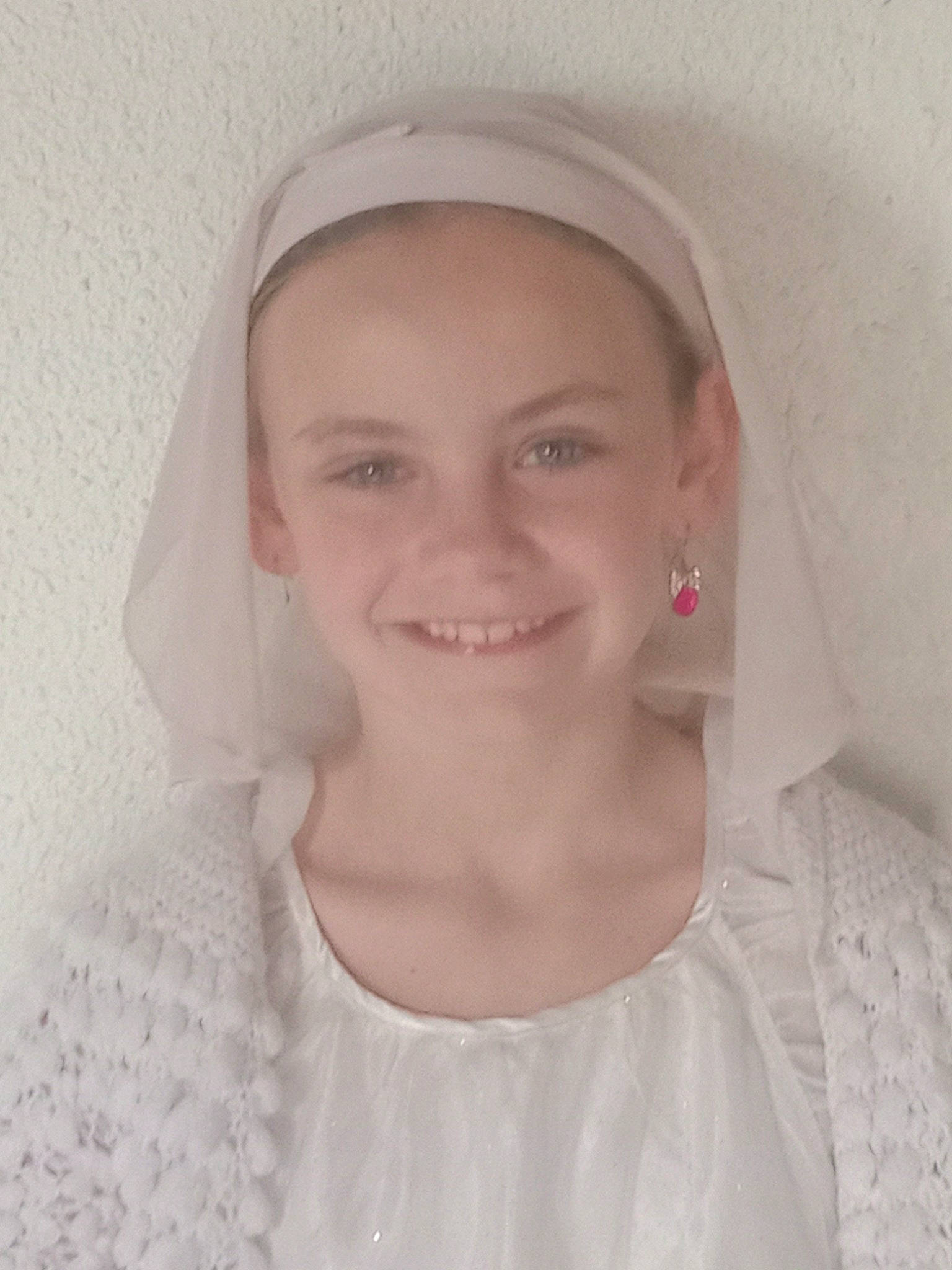 Alice a rejoint le concours — aidez-le/la à gagner de superbes lots ! bridal_accessory, child, chin, eye, eyebrow, eyelash, face, fashion_accessory, happy, head, headpiece, human_body, jaw, joy, laugh, linens, lip, person, skin, sleeve