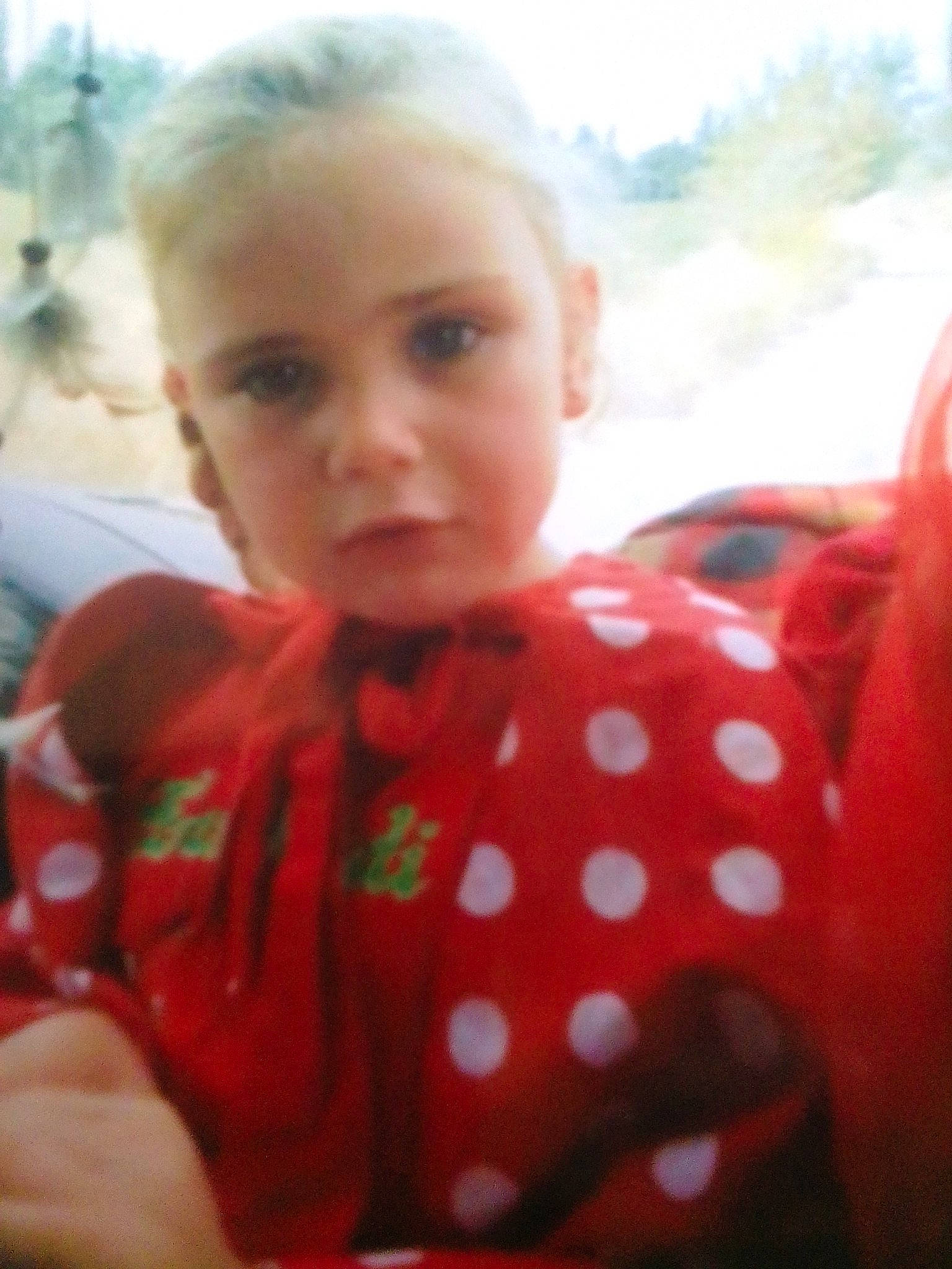 Lucie participe au concours pour gagner de l'argent avec cette photo : baby, baby_toddler_clothing, child, dress, event, fun, happy, human_body, lip, nose, pattern, people, person, plaid, plant, sitting, skin, sunglasses, toddler, tree