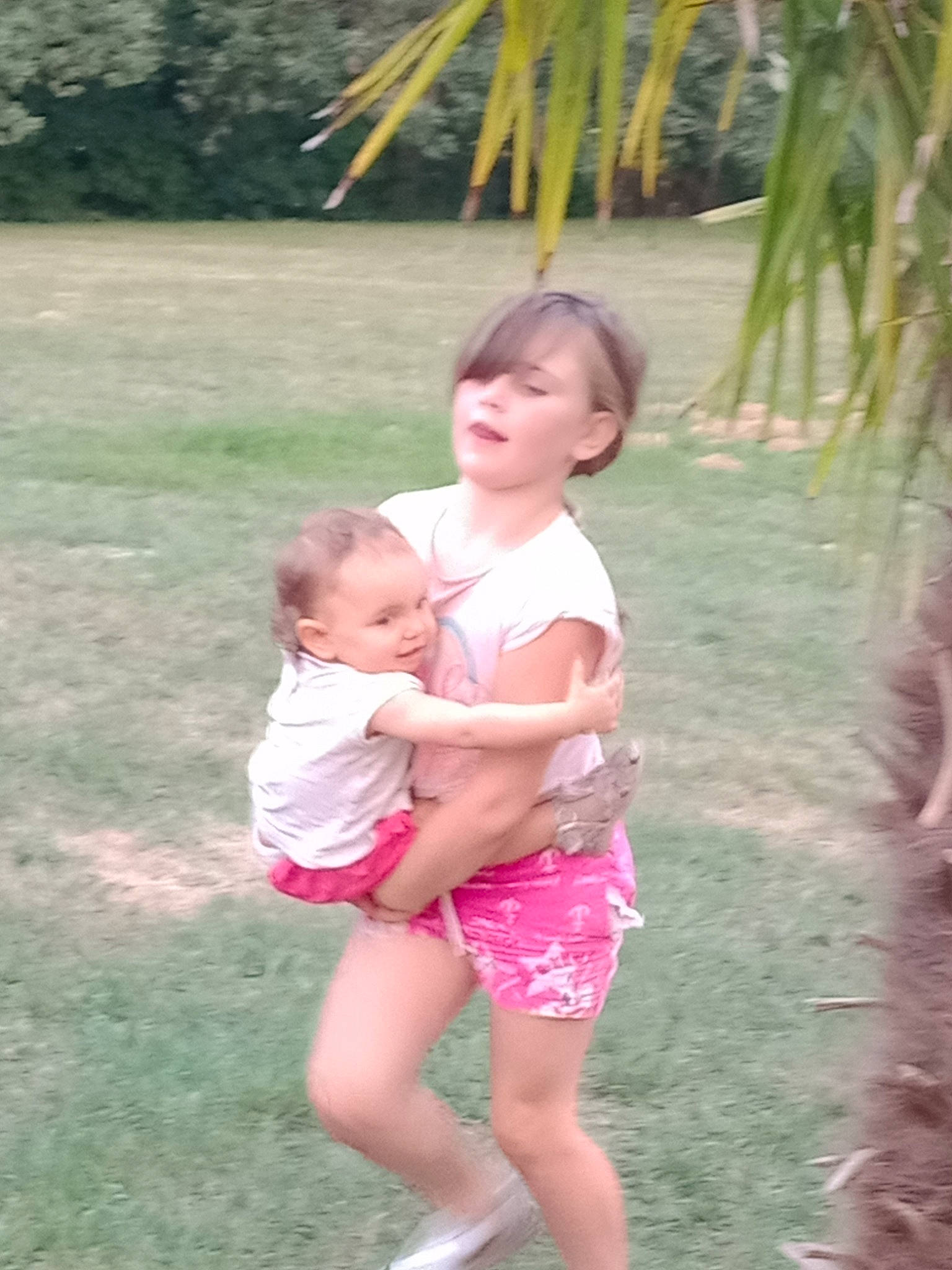 Lucie a rejoint le concours — aidez-le/la à gagner de superbes lots ! arecales, baby, botany, child, fun, gesture, grass, happy, leaf, leisure, people, people_in_nature, person, plant, shorts, skin, summer, thigh, toddler, tree