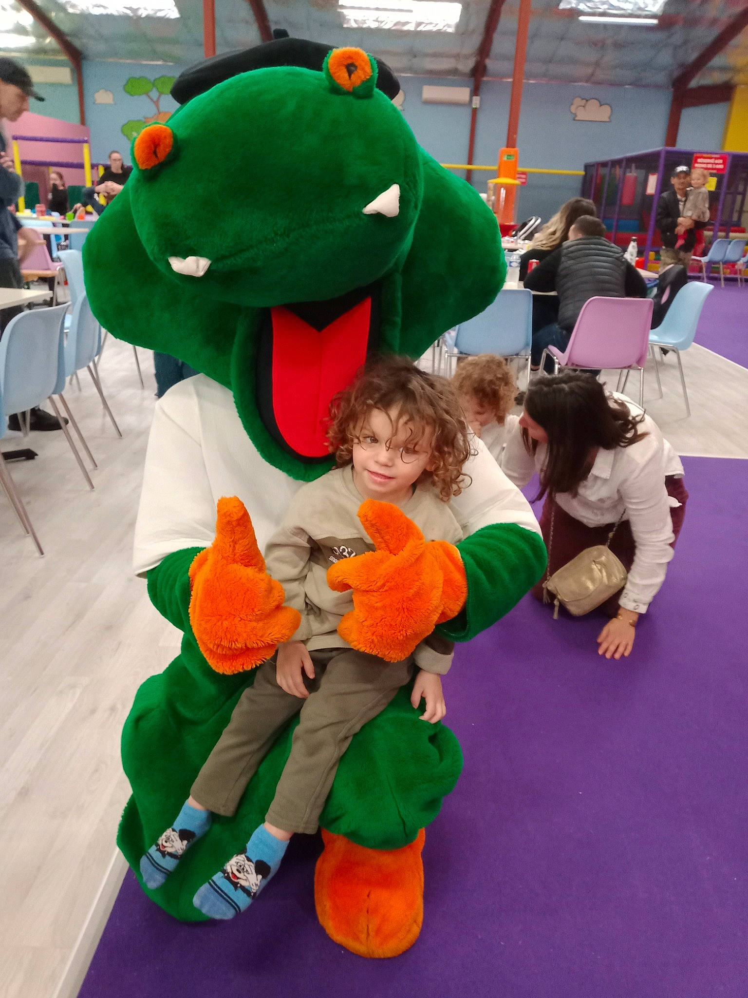 Eden a rejoint le concours — aidez-le/la à gagner de superbes lots ! chair, child, event, flooring, fun, green, hat, leisure, mammal, mascot, organism, person, plant, plush, recreation, room, stuffed_toy, toddler, toy, tree