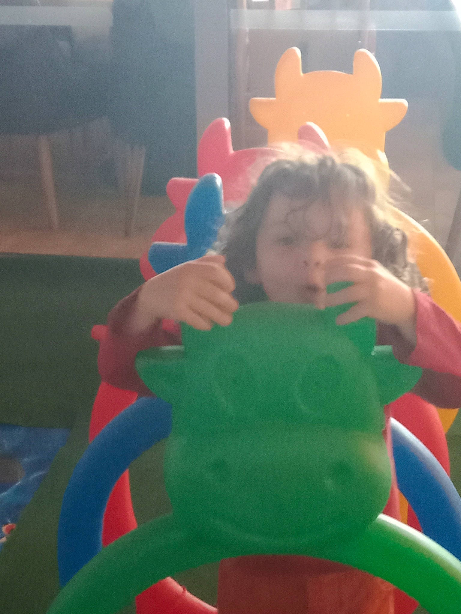 Eden a rejoint le concours — aidez-le/la à gagner de superbes lots ! chair, child, electric_blue, event, fun, gesture, happy, inflatable, leisure, light, party_supply, person, plastic, play, recreation, sitting, thumb, toddler