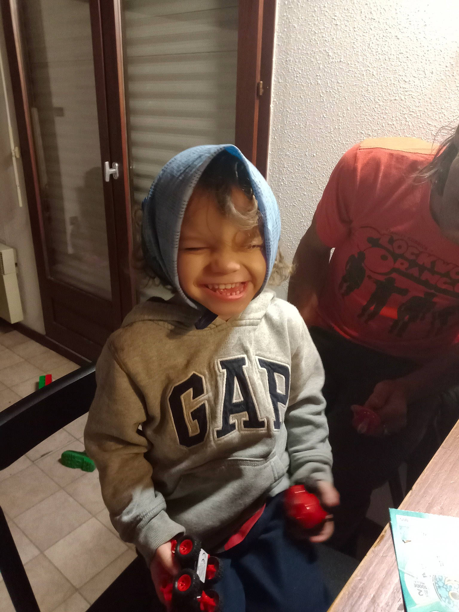 Eden participe au concours pour gagner de l'argent avec cette photo : baby, cap, carmine, chair, child, cool, door, flooring, fun, happy, jacket, joy, person, play, room, selfie, sitting, sleeve, smile, t_shirt