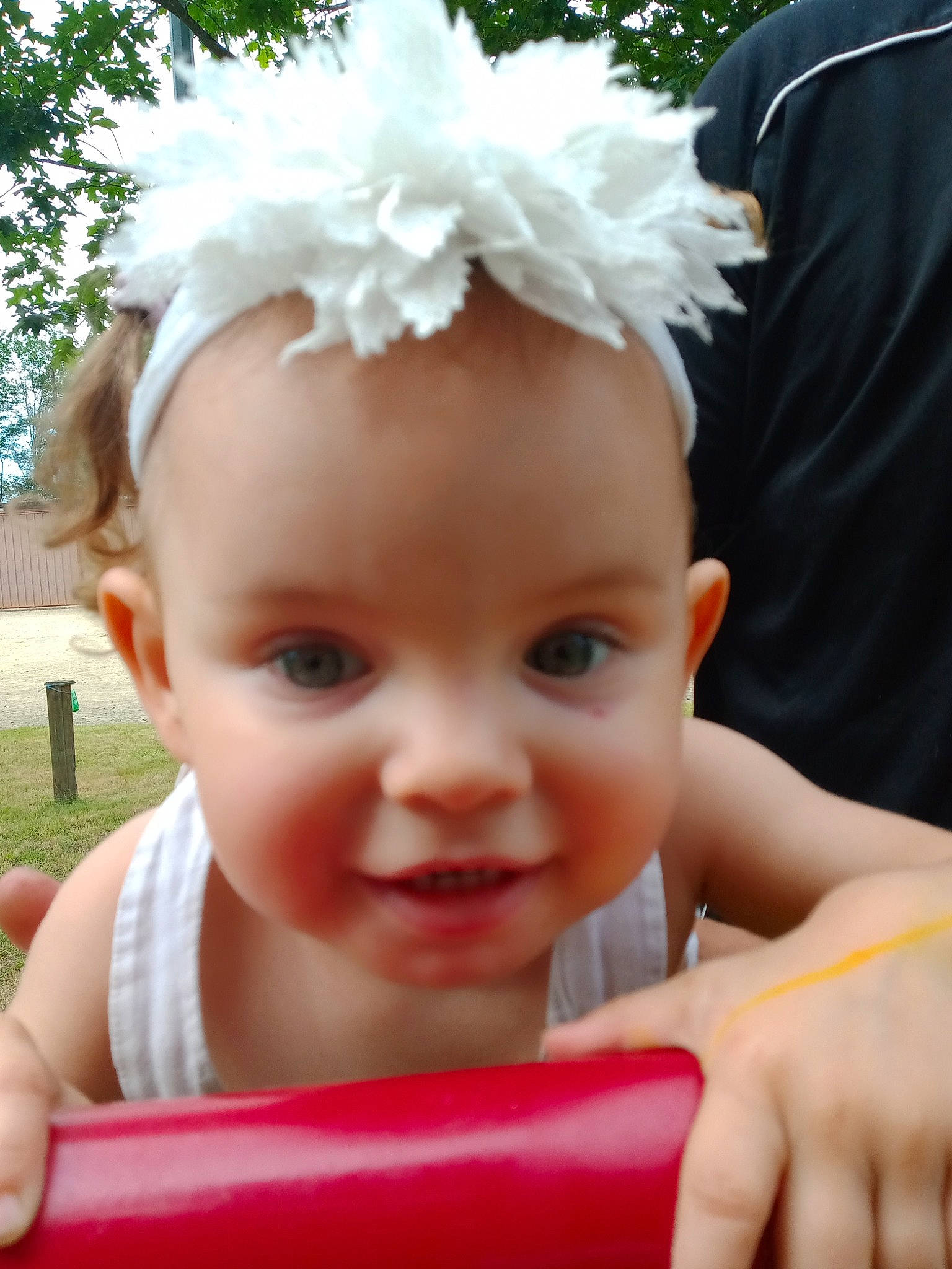 Selena a rejoint le concours — aidez-le/la à gagner de superbes lots ! baby, baby_toddler_clothing, beauty, child, facial_expression, fun, gesture, grass, happy, headband, headpiece, jewellery, joy, lip, nose, person, pink, plant, skin, smile