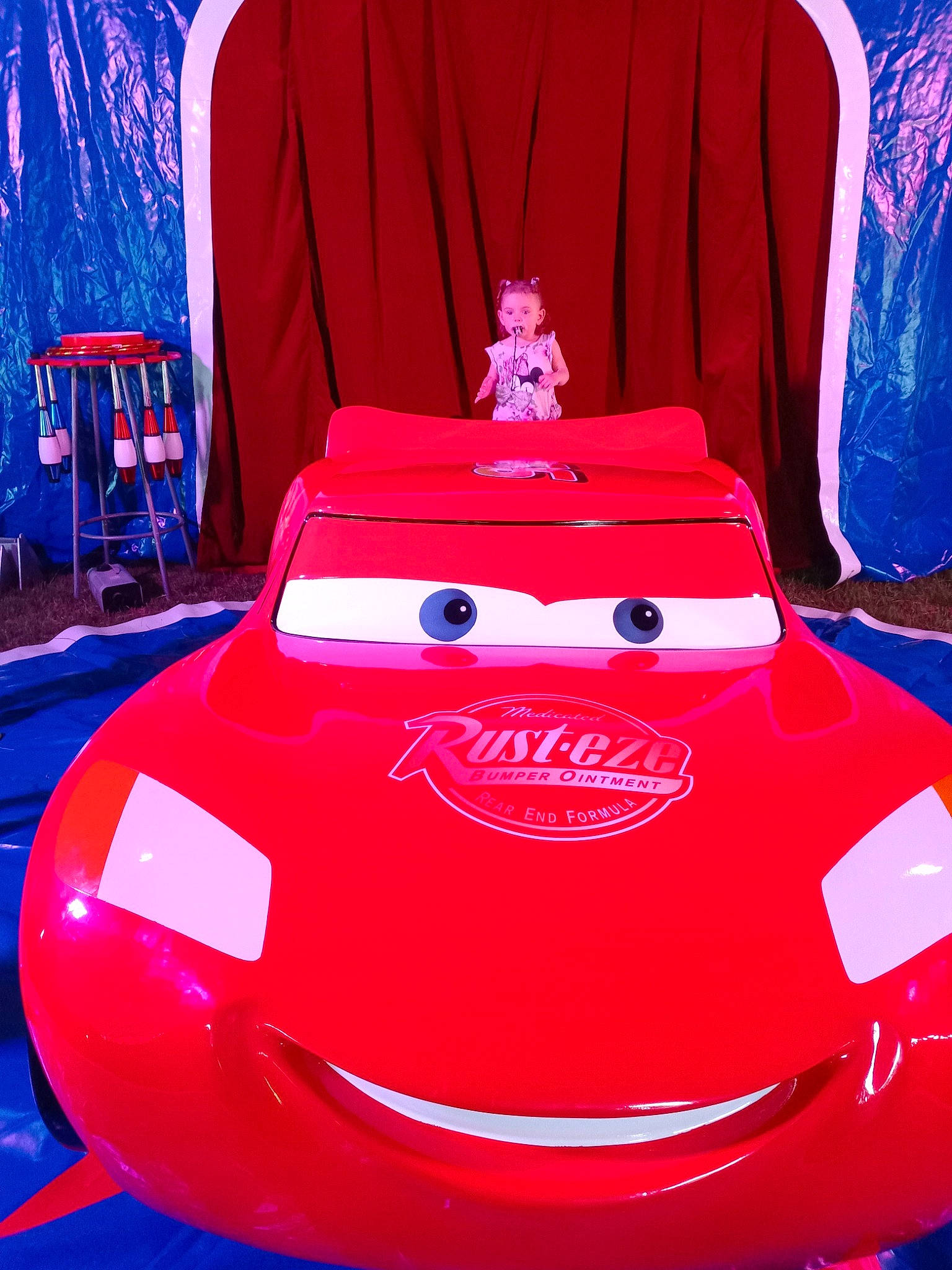 Selena a rejoint le concours — aidez-le/la à gagner de superbes lots ! auto_part, automotive_design, automotive_exterior, automotive_lighting, automotive_tail_brake_light, automotive_wheel_system, blue, bumper, car, classic, fender, headlamp, hood, magenta, motor_vehicle, person, pink, red, rim, trunk