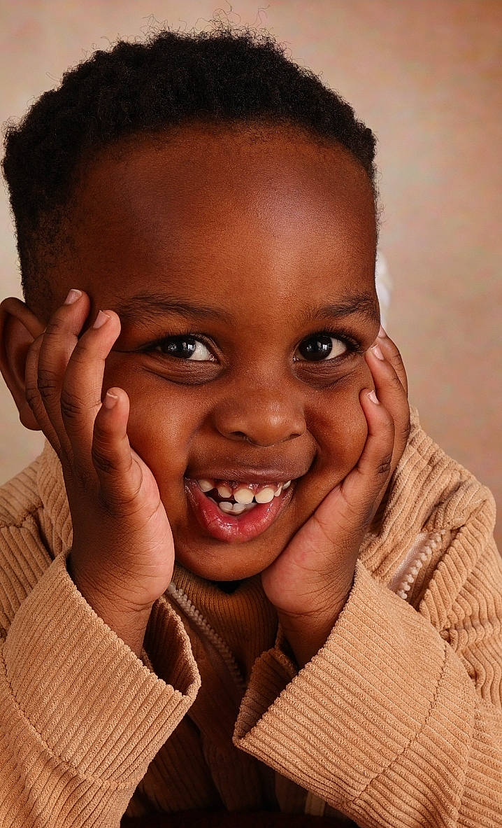 Owen participe au concours pour gagner de l'argent avec cette photo : black_hair, cheek, chin, eyebrow, eyelash, face, facial_expression, flash_photography, forehead, gesture, hair, happy, joy, lip, mouth, nose, organ, person, skin, smile