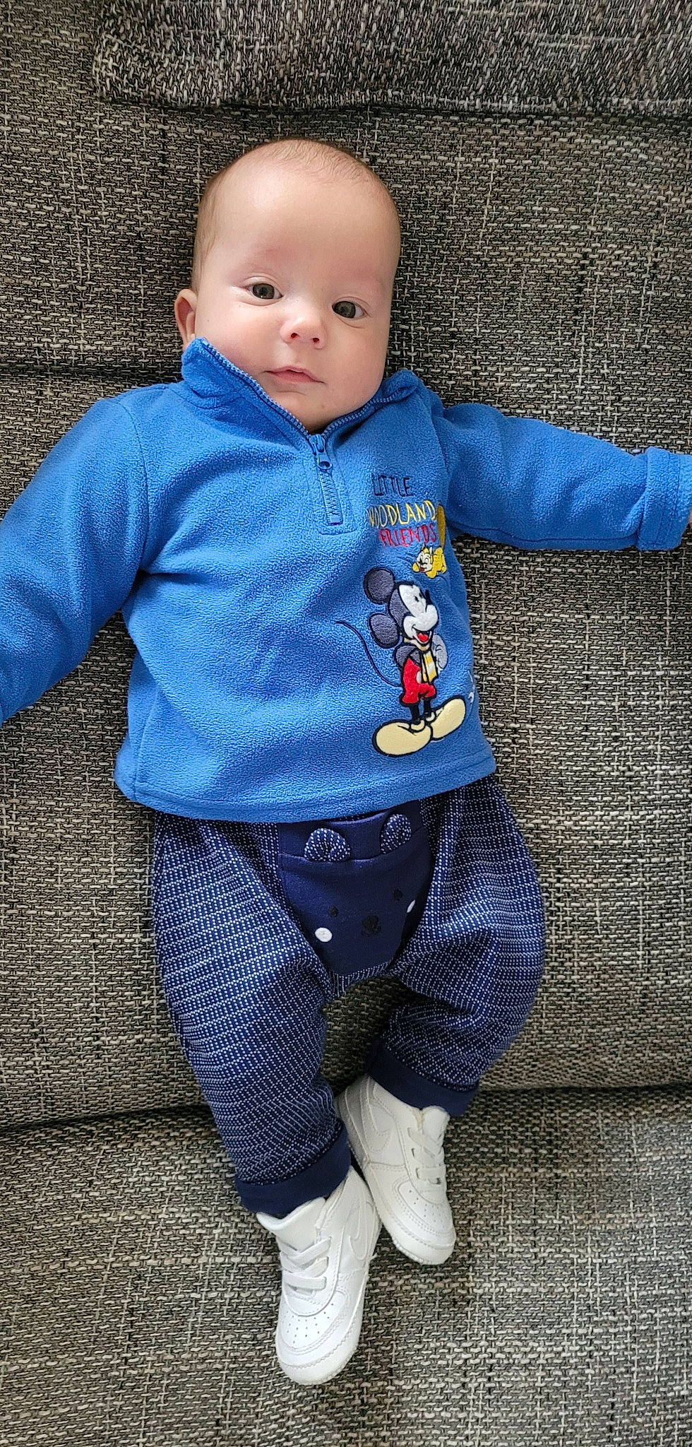 Livio participe au concours pour gagner de l'argent avec cette photo : azure, baby, baby_toddler_clothing, child, clothing, collar, denim, dress_shirt, electric_blue, eye, face, grey, knee, outerwear, pattern, person, sleeve, standing, textile, toddler