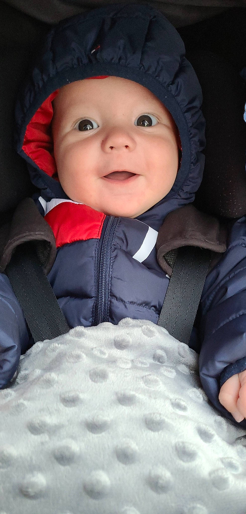 Livio a rejoint le concours — aidez-le/la à gagner de superbes lots ! baby, baby_in_car_seat, baby_toddler_clothing, cheek, child, comfort, electric_blue, eye, facial_expression, flash_photography, happy, headwear, human, organ, outerwear, people, person, product, skin, sleeve