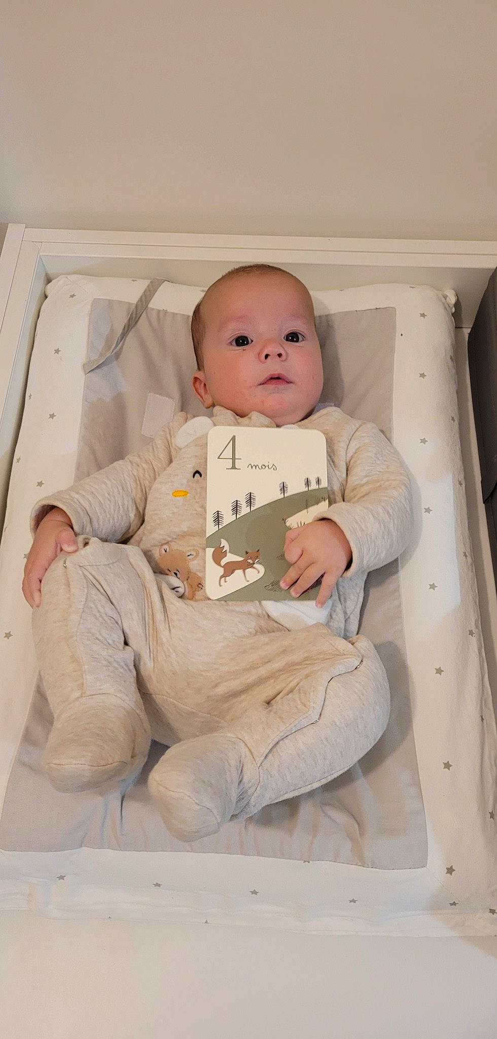 Livio participe au concours pour gagner de l'argent avec cette photo : arm, baby, baby_products, baby_safety, baby_toddler_clothing, chair, cheek, child, comfort, flooring, foot, knee, linens, person, room, sitting, sleeve, toddler