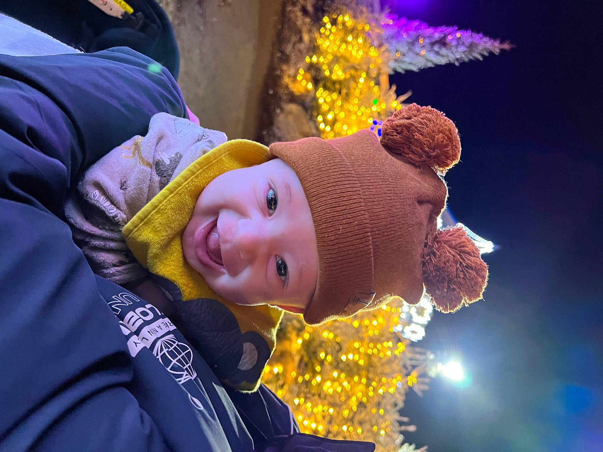 Kahil participe au concours pour gagner de l'argent avec cette photo : christmas, christmas_decoration, christmas_eve, christmas_lights, christmas_ornament, event, fun, gesture, happy, headwear, holiday, interior_design, joy, leisure, lighting, person, smile, toddler, tradition, tree