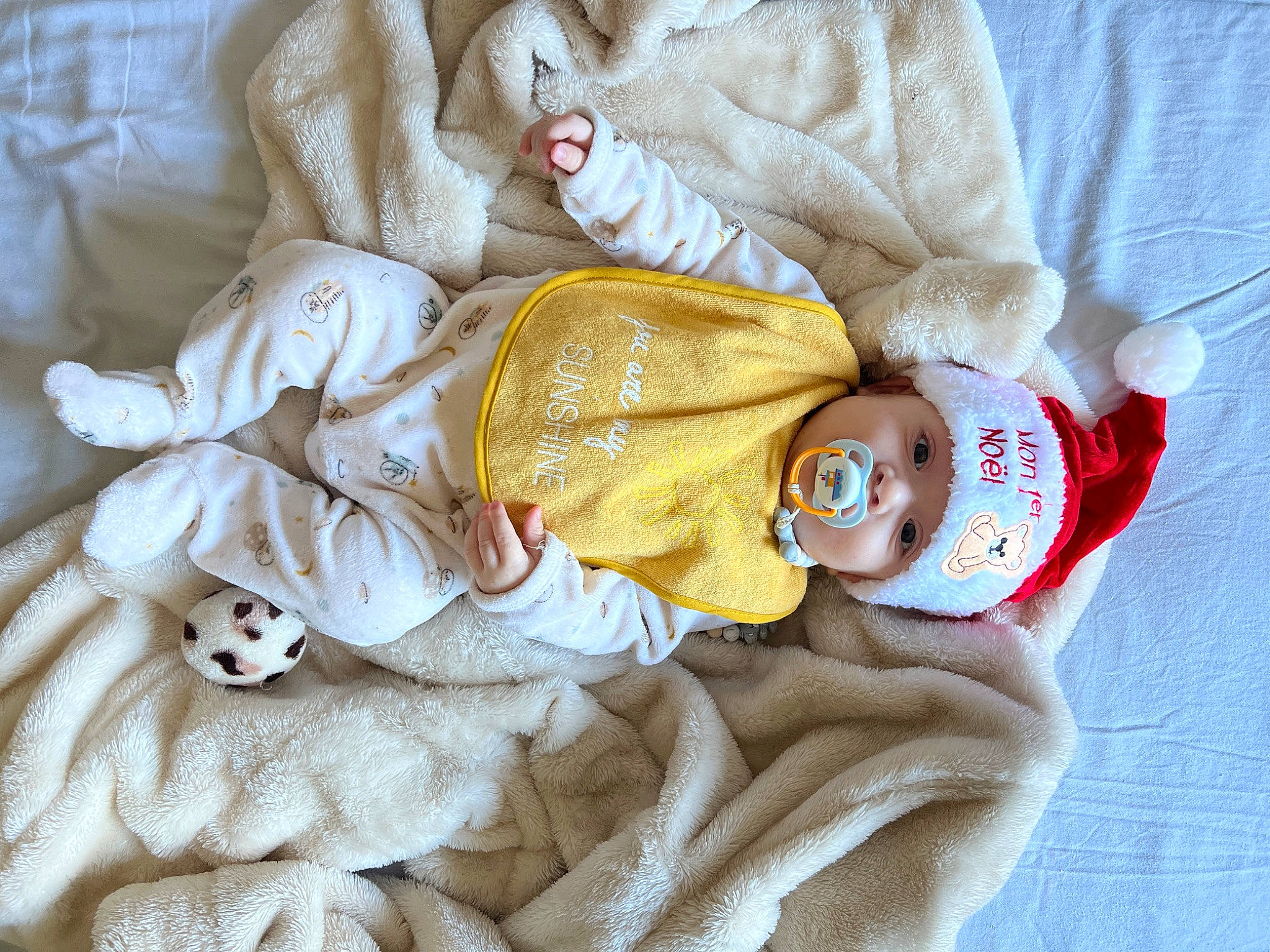 Kahil a rejoint le concours — aidez-le/la à gagner de superbes lots ! baby, baby_products, baby_sleeping, baby_toddler_clothing, baby_toys, bedding, child, comfort, eye, fur, hand, happy, headwear, linens, mammal, person, skin, sleeve, textile, toddler