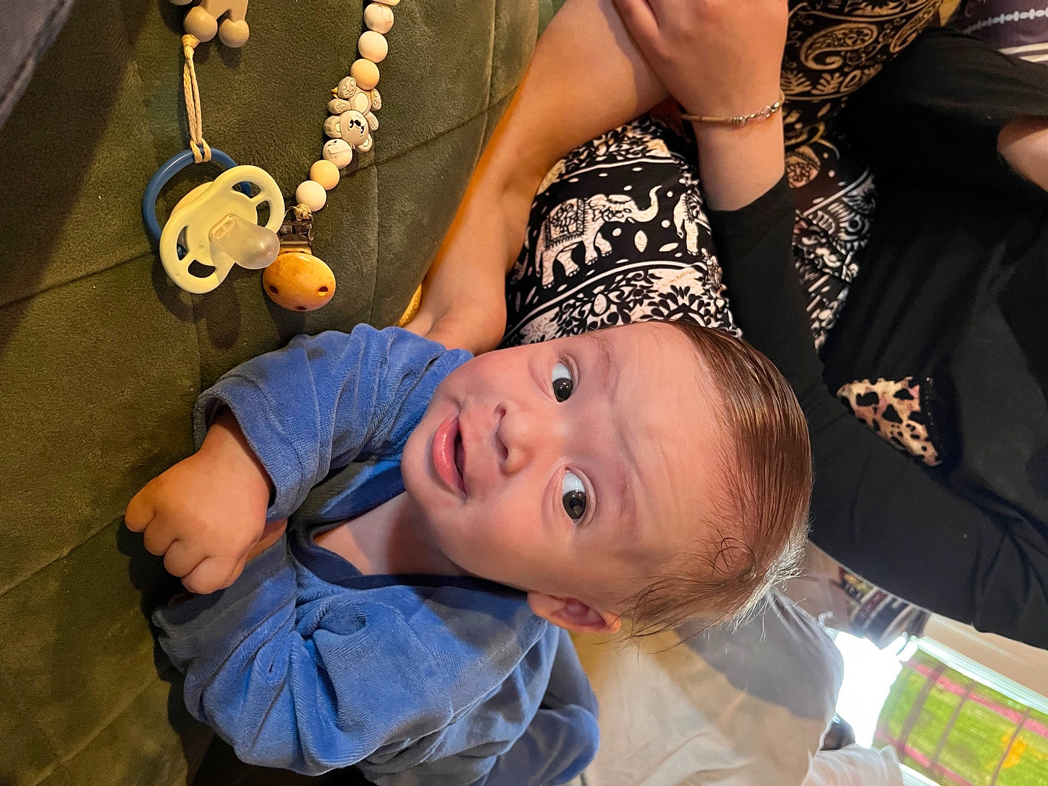 Kahil participe au concours pour gagner de l'argent avec cette photo : body_jewelry, bracelet, child, electric_blue, event, eyewear, fashion_accessory, fun, gesture, happy, headpiece, jewellery, nail, party_supply, pattern, person, swing, thumb, toddler, wrist