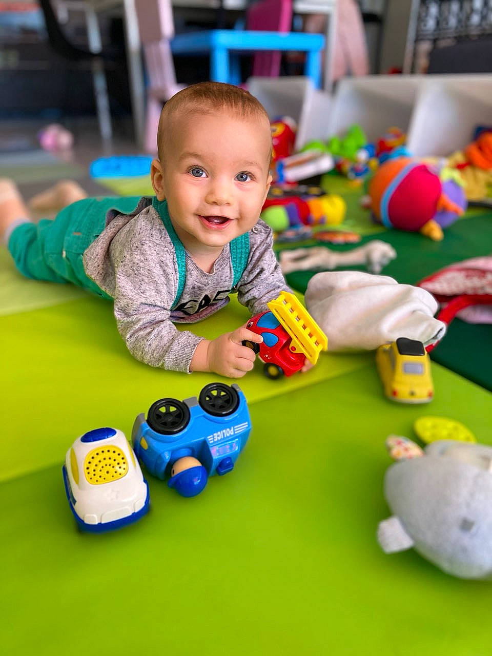 Daymone participe au concours pour gagner de l'argent avec cette photo : baby, baby_playing_with_toys, baby_toddler_clothing, baby_toys, cheek, child, event, flooring, fun, happy, indoor_games_and_sports, leisure, person, play, product, recreation, room, sitting, smile, toddler