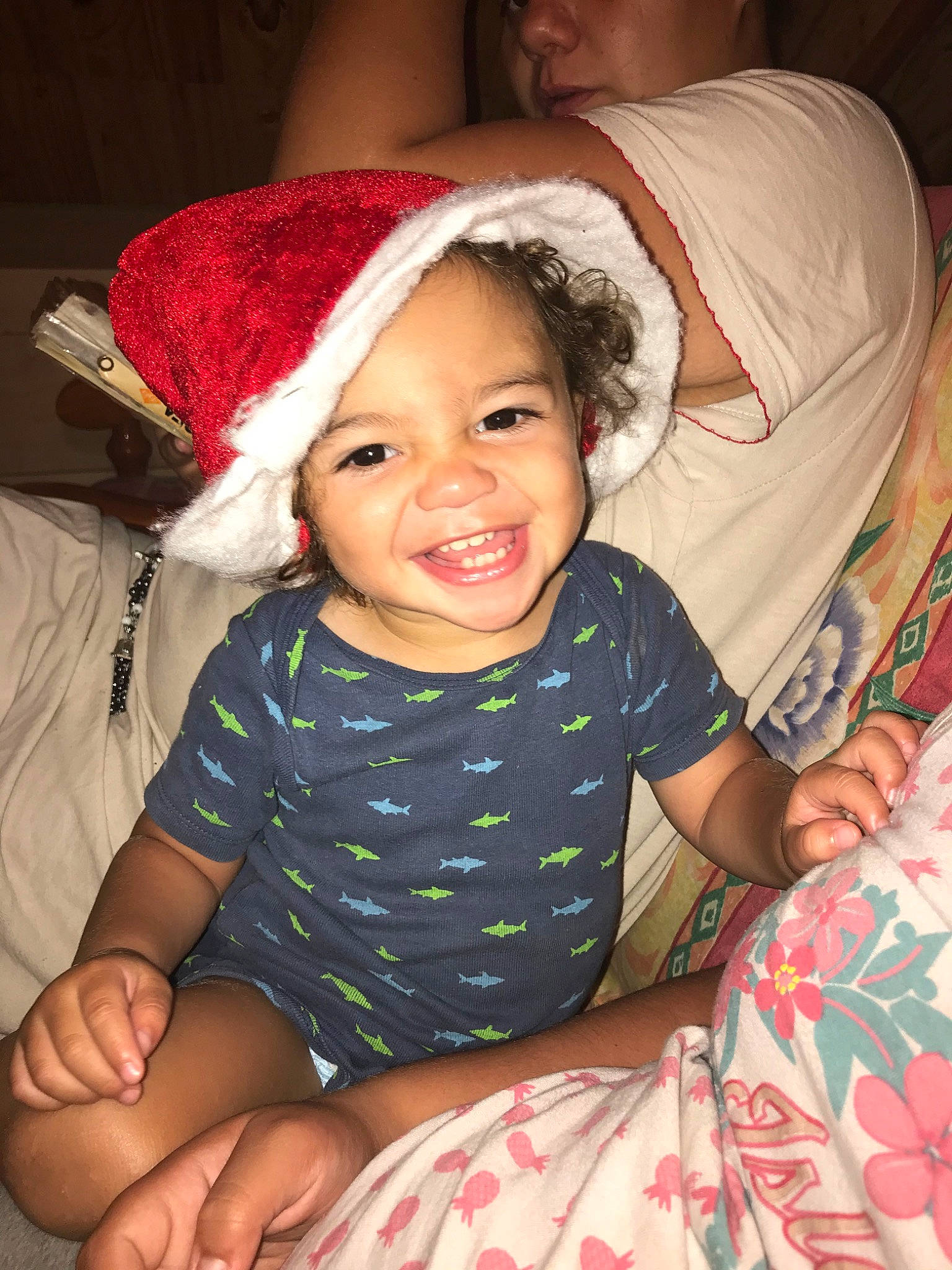 Naim participe au concours pour gagner de l'argent avec cette photo : baby, child, christmas, eye, fun, happy, hat, headgear, joy, lap, person, sitting, skin, smile, toddler