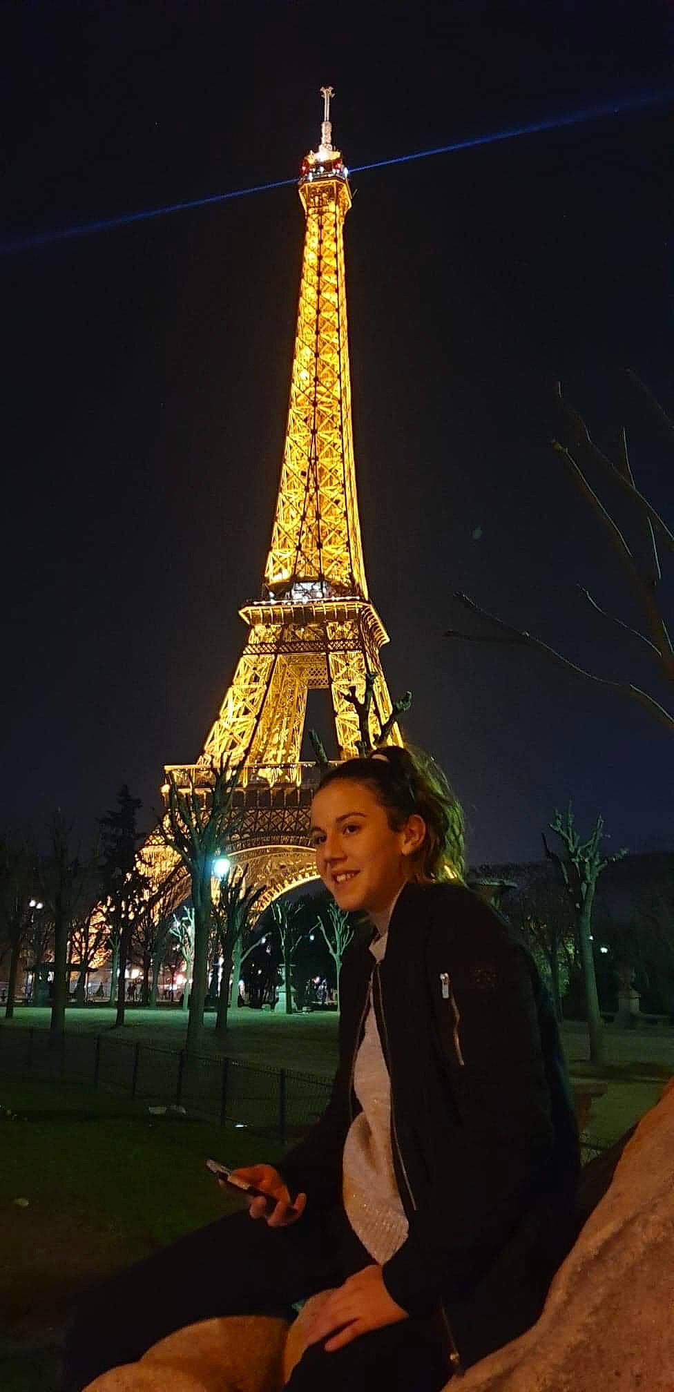 Maëlie participe au concours pour gagner de l'argent avec cette photo : architecture, fun, happy, joy, landmark, midnight, monument, national_historic_landmark, neck, night, person, photography, plant, sky, smile, spire, tourism, tourist_attraction, tower, tree