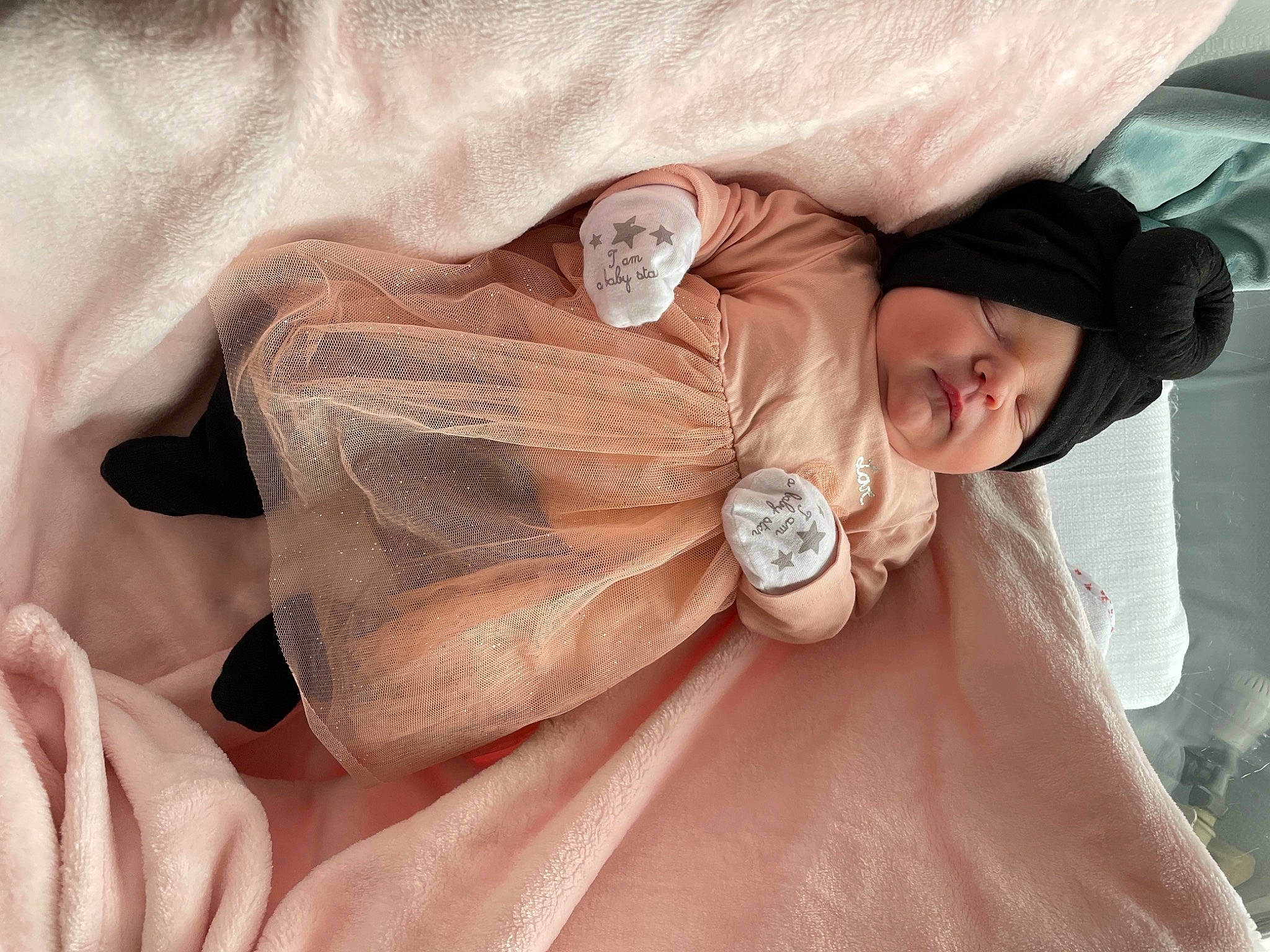 Lily-anna a rejoint le concours — aidez-le/la à gagner de superbes lots ! arm, bridal_accessory, chest, comfort, couch, dress, eyelash, finger, gesture, hairstyle, hand, happy, headgear, headwear, neck, person, petal, pink, shoulder, skin