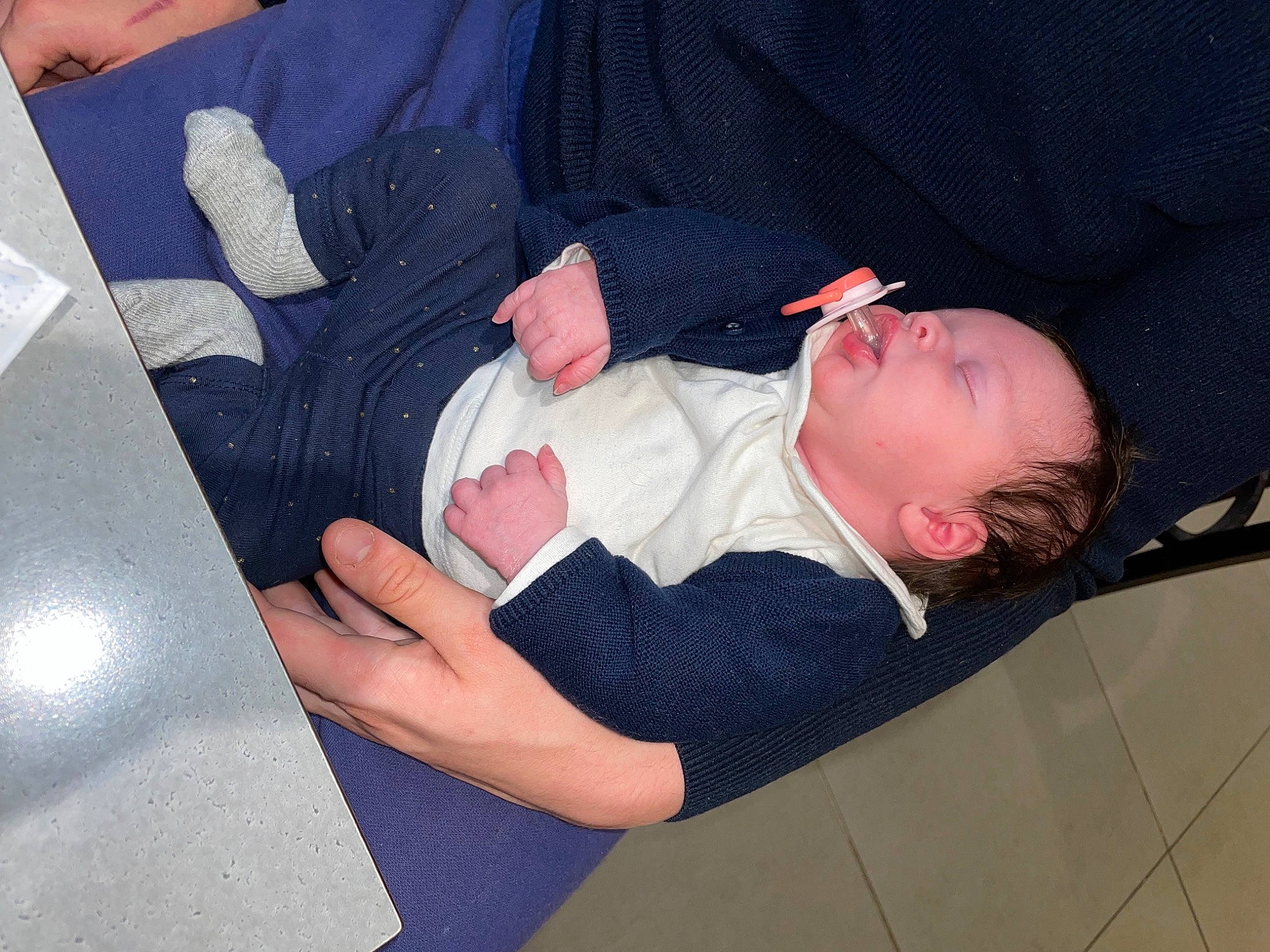 Lily-anna a rejoint le concours — aidez-le/la à gagner de superbes lots ! baby, baby_products, baby_toddler_clothing, child, comfort, elbow, electric_blue, finger, foot, gesture, lap, nail, pattern, person, product, sitting, sleeve, thigh, thumb, toddler