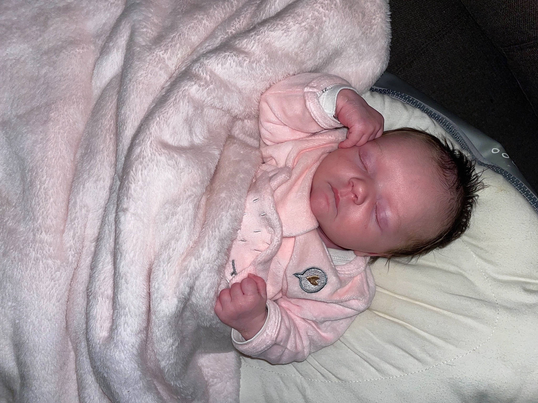 Lily-anna a rejoint le concours — aidez-le/la à gagner de superbes lots ! baby, baby_products, baby_safety, baby_sleeping, baby_toddler_clothing, bedding, bedtime, cheek, child, comfort, eye, infant_bed, iris, linens, nap, person, pink, room, skin, sleep