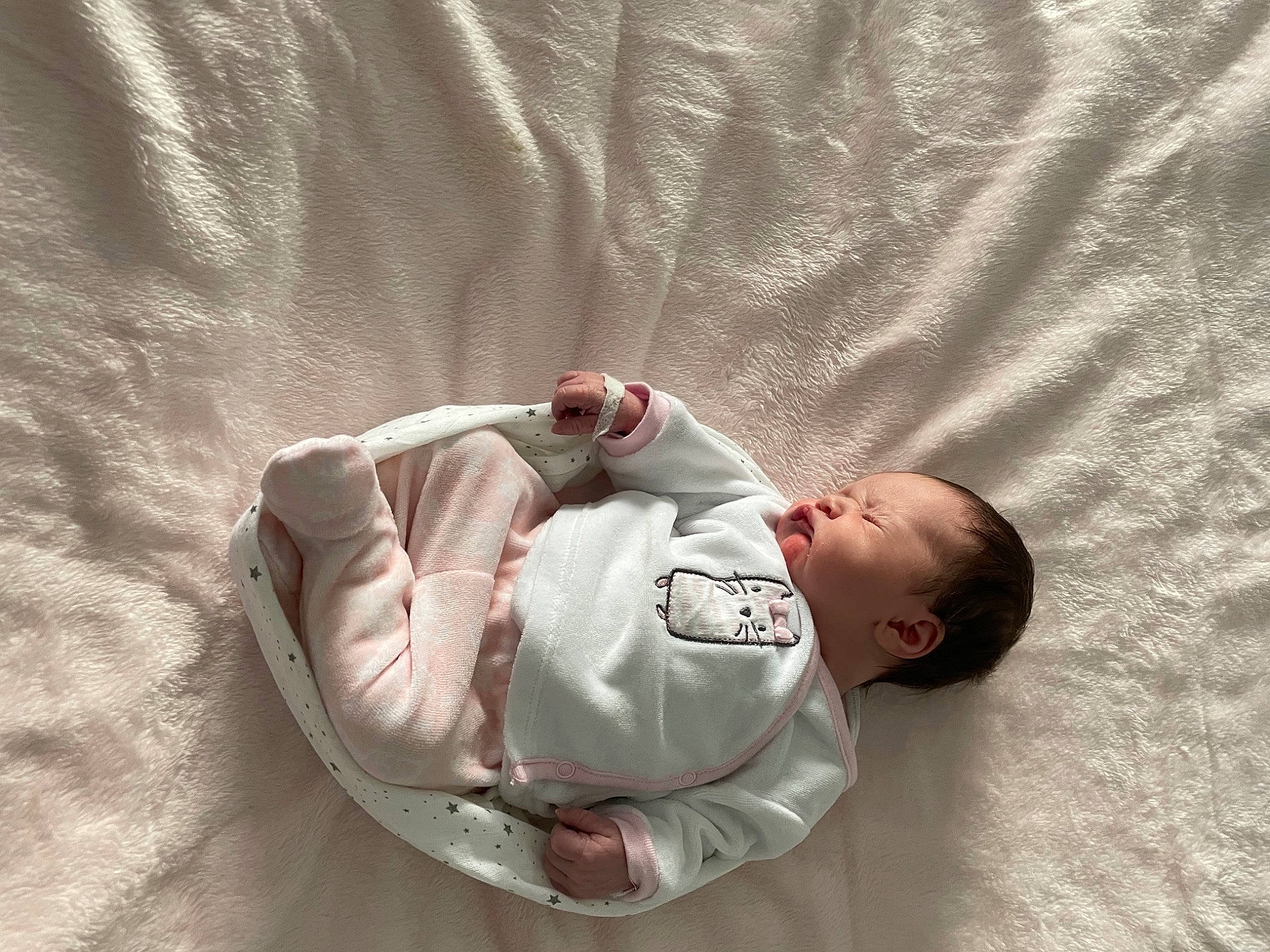 Lily-anna a rejoint le concours — aidez-le/la à gagner de superbes lots ! baby, baby_products, baby_sleeping, baby_toddler_clothing, bedding, bedtime, carmine, child, collar, comfort, gesture, linens, nap, person, portrait_photography, sitting, sleep, sleeve, toddler