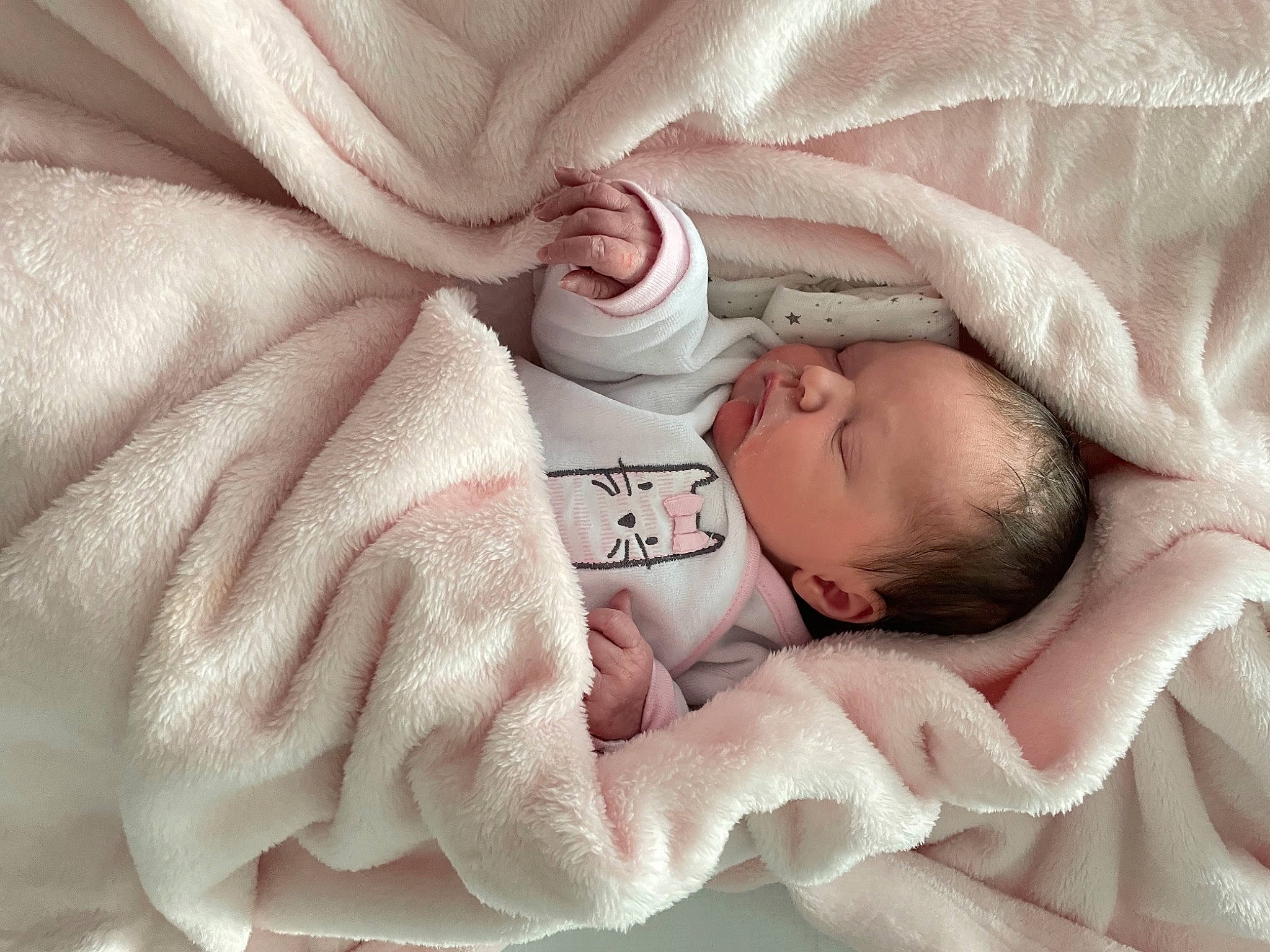 Lily-anna a rejoint le concours — aidez-le/la à gagner de superbes lots ! baby, baby_products, baby_sleeping, baby_toddler_clothing, bedtime, child, close_up, comfort, face, facial_expression, finger, hand, head, linens, person, pink, skin, sleep, textile, thumb