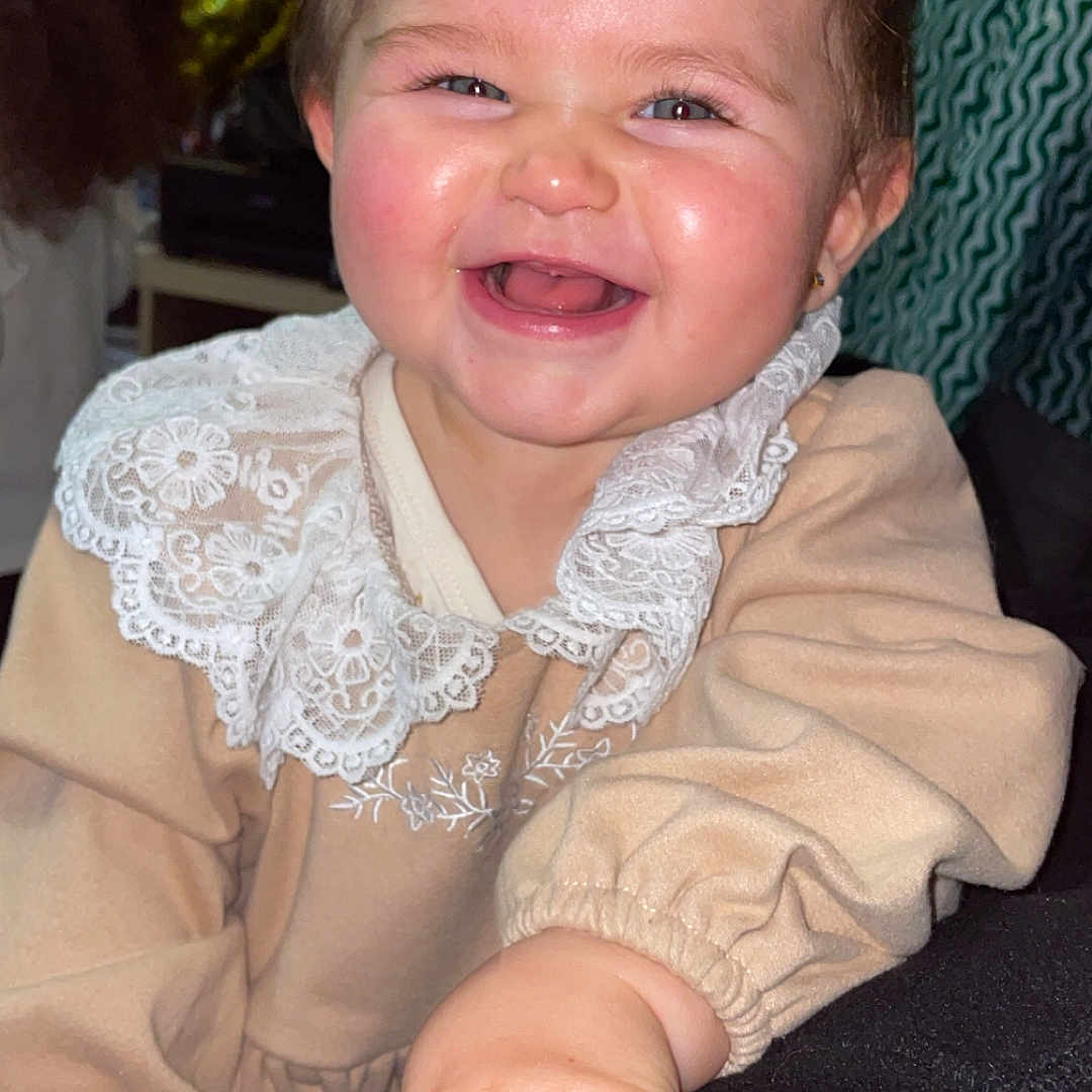 Nilya participe au concours pour gagner de l'argent avec cette photo : baby, balloon, beige_clothing, celebration, child, close_up, curious, cute, face, flower, hair_accessory, hand, happy, indoor, lace, number_5, person, portrait, smile, young_child