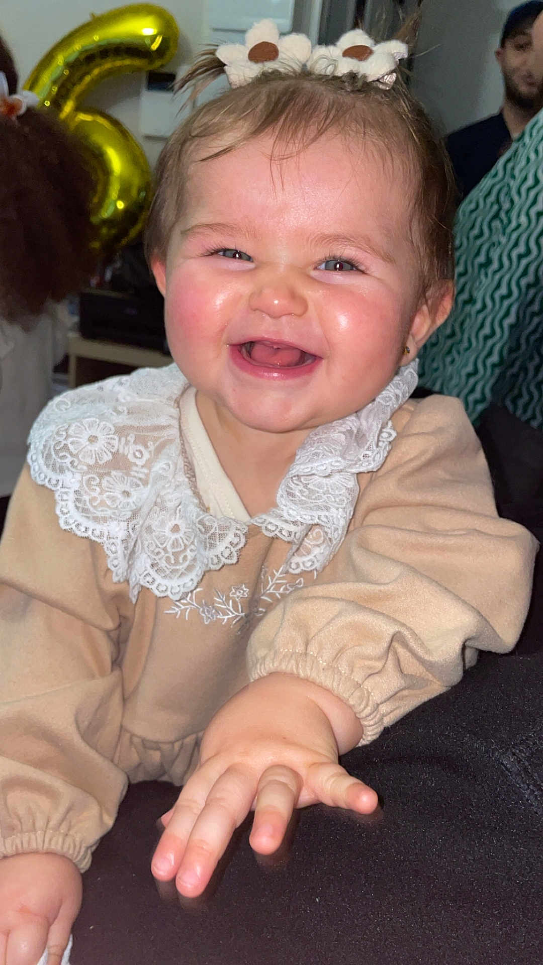 Nilya participe au concours pour gagner de l'argent avec cette photo : baby, child, smile, happy, face, hand, lace, flower, hair_accessory, balloon, number_5, beige_clothing, portrait, indoor, person, celebration, cute, curious, young_child, close_up