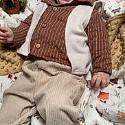 Paul a rejoint le concours — aidez-le/la à gagner de superbes lots ! baby, beanie, bedding, blanket, button_up, cozy, fox_print, hand, happy, hat, indoor, infant, pants, play_mat, portrait, smiling, sneakers, striped_shirt, toy, vest