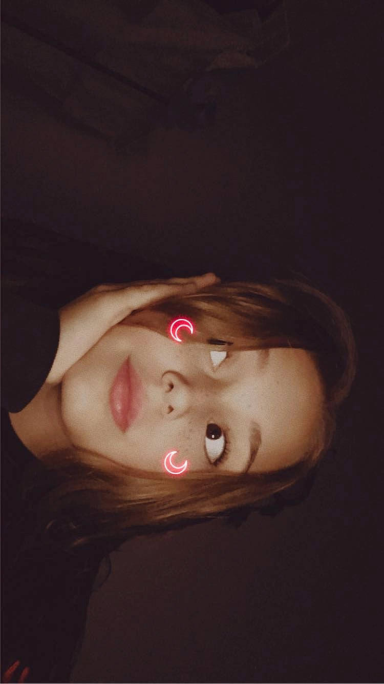 Daniella participe au concours pour gagner de l'argent avec cette photo : beauty, black_hair, cheek, chin, close_up, ear, eye, eyebrow, face, forehead, head, human, illustration, lip, mouth, neck, nose, person, pink, red