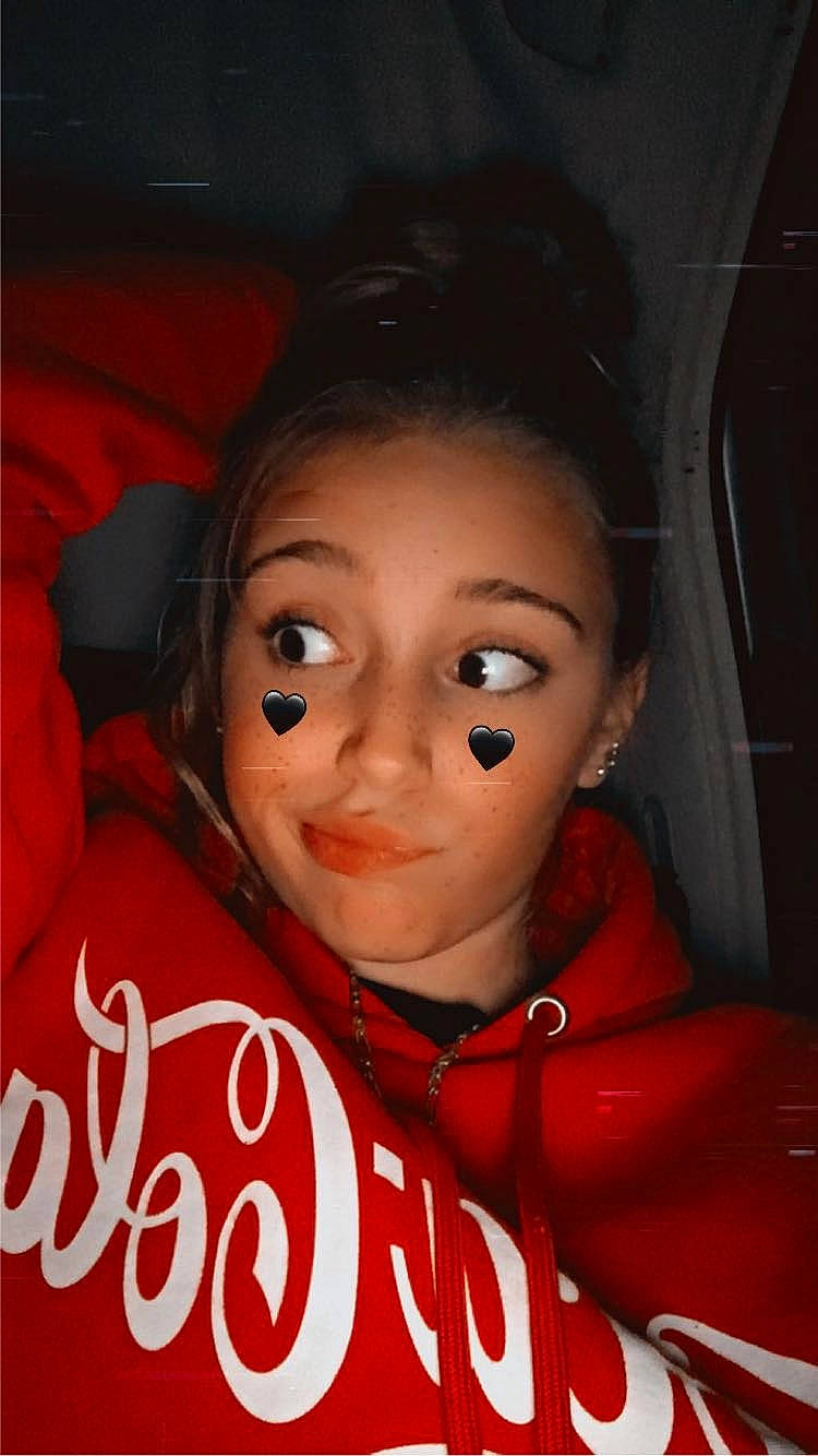 Daniella participe au concours pour gagner de l'argent avec cette photo : black_hair, cheek, child, chin, eye, eyebrow, face, forehead, fun, hair, head, lip, mouth, nose, person, red, smile, surprise